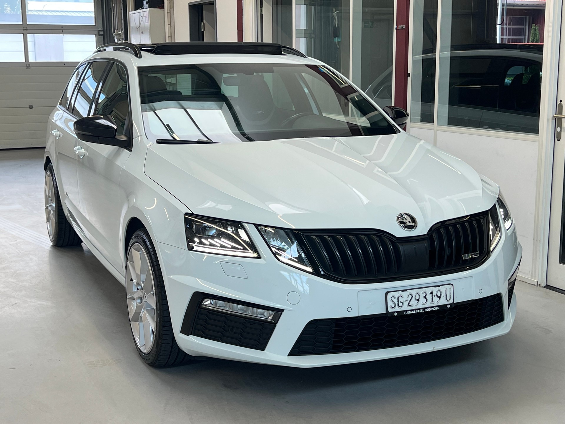 SKODA Octavia Combi 2.0 TSI RS DSG-image-9