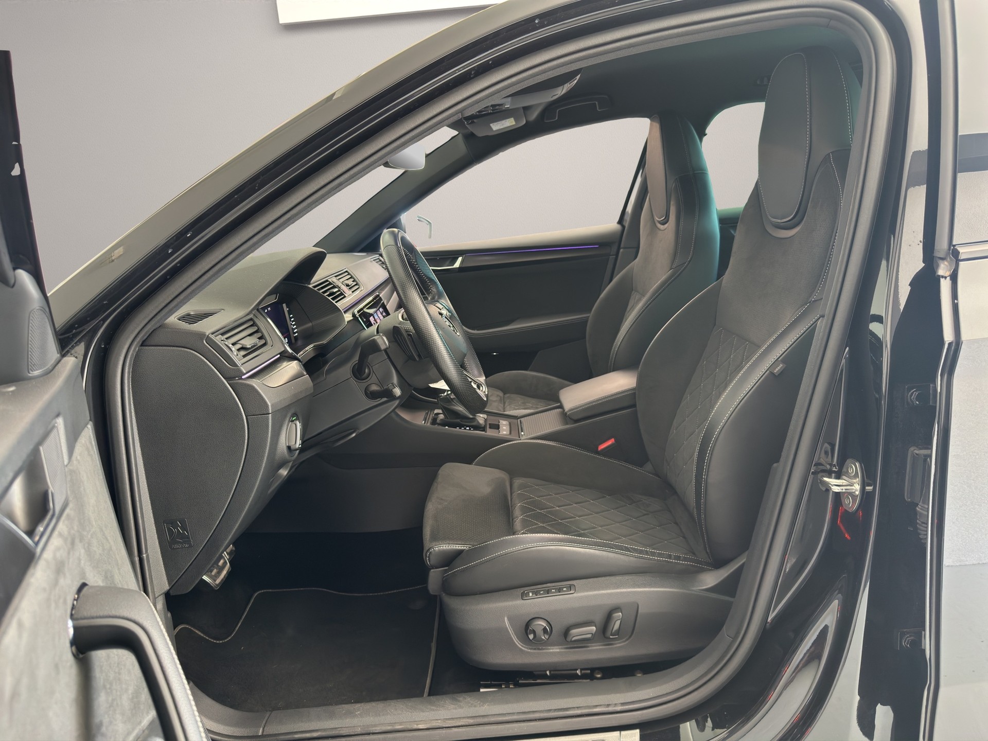 SKODA Superb Combi 2.0 TDi SportLine 4x4 DSG-image-7
