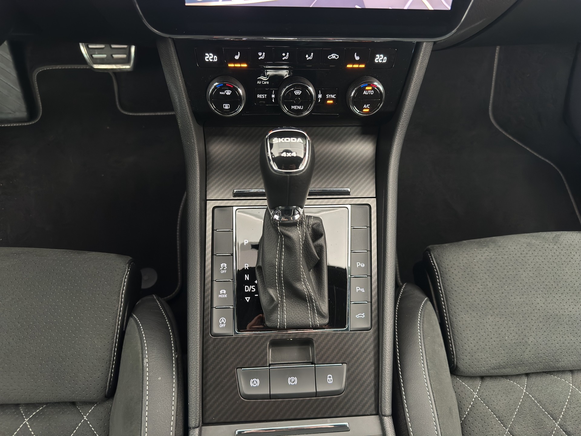 SKODA Superb Combi 2.0 TDi SportLine 4x4 DSG-image-18