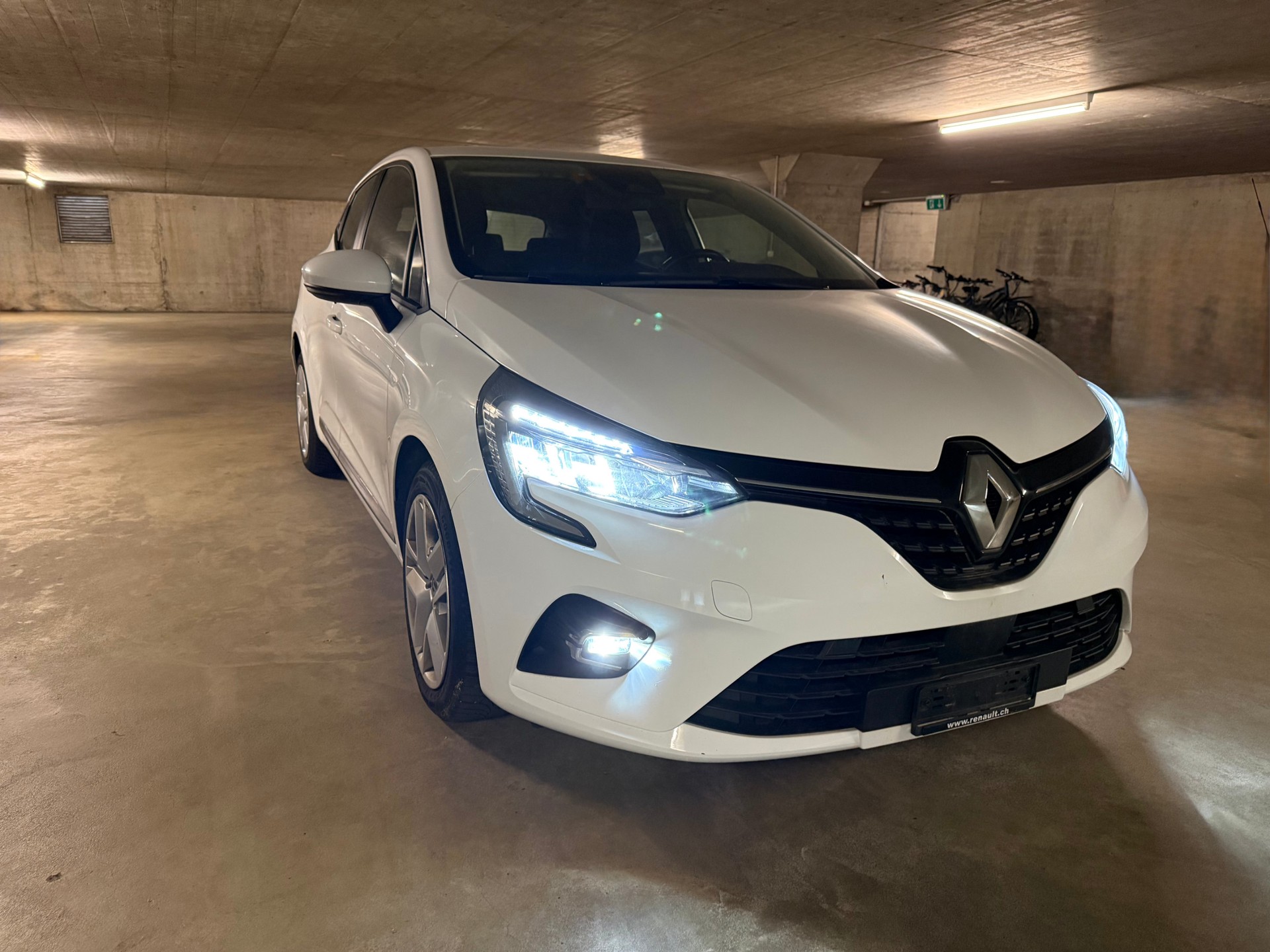 RENAULT Clio 1.0 Business-showroom-element-1