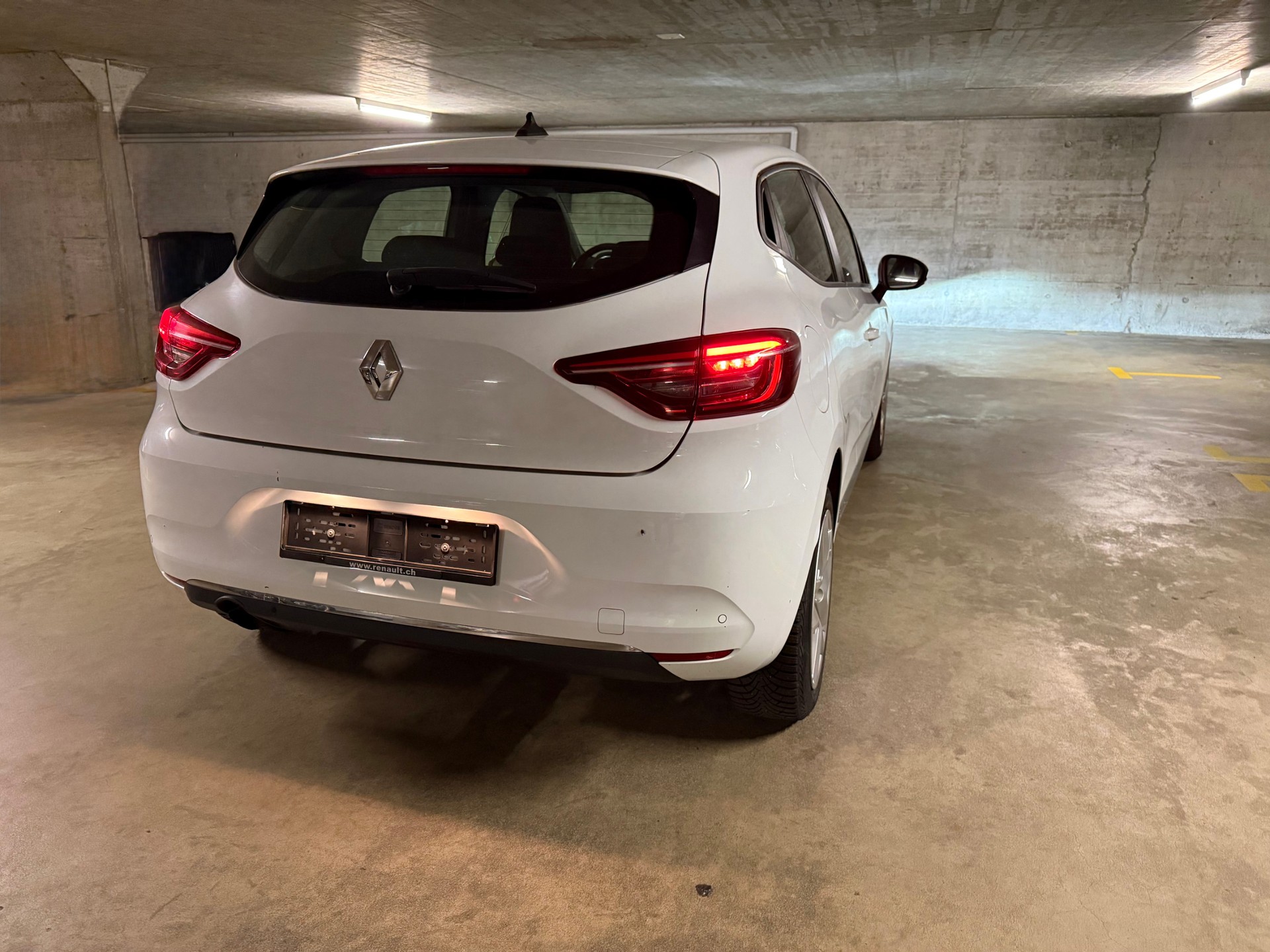 RENAULT Clio 1.0 Business-showroom-element-3