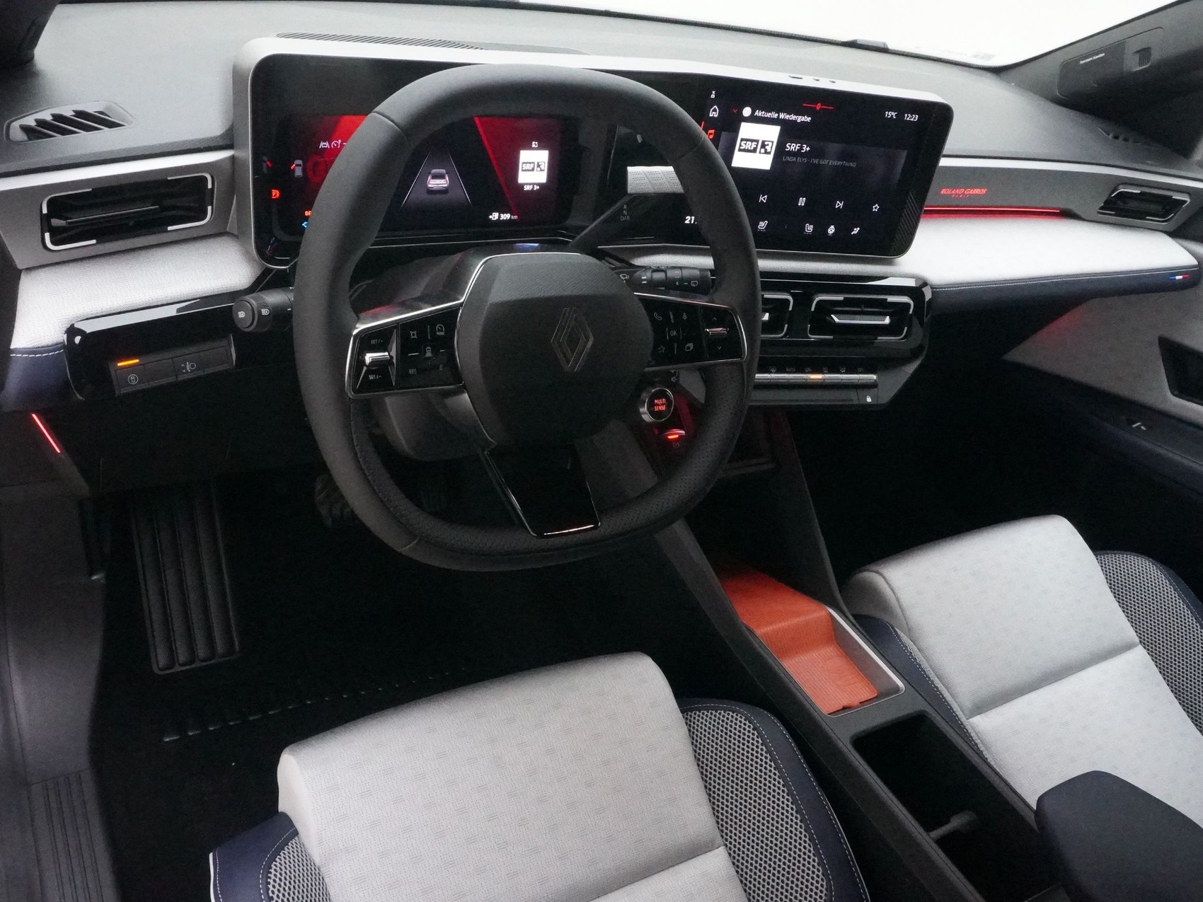 RENAULT R5 E-Tech Comfort Range Roland Garros-showroom-element-3