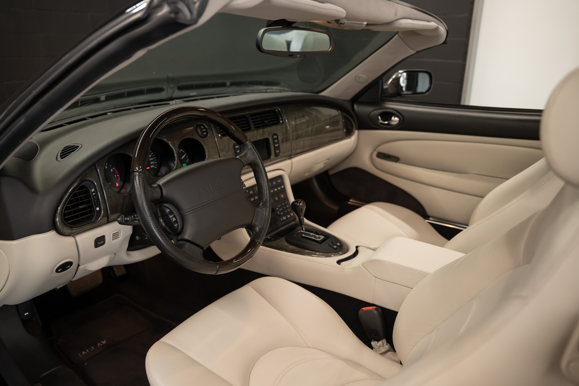 JAGUAR XKR S/C Convertible / Automat / Sammlerzustand / Ab Mfk / Ab Service-image-9