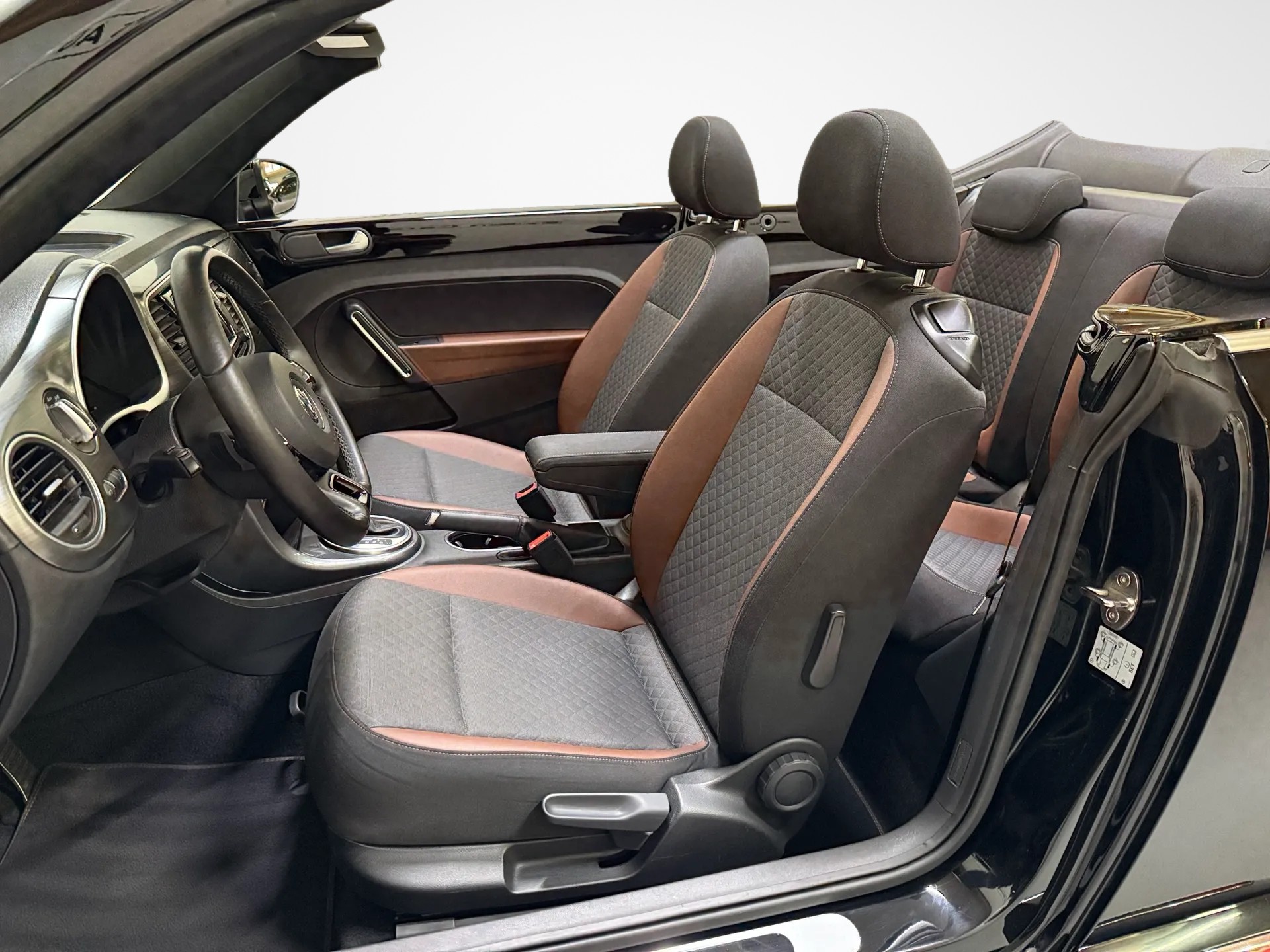 VW Beetle Cabriolet 2.0 TDI BMT Design DSG-image-15