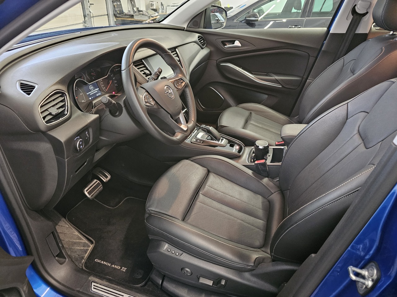 OPEL Grandland X 1.6 Hybrid4 Ultimate Automatik-showroom-element-3