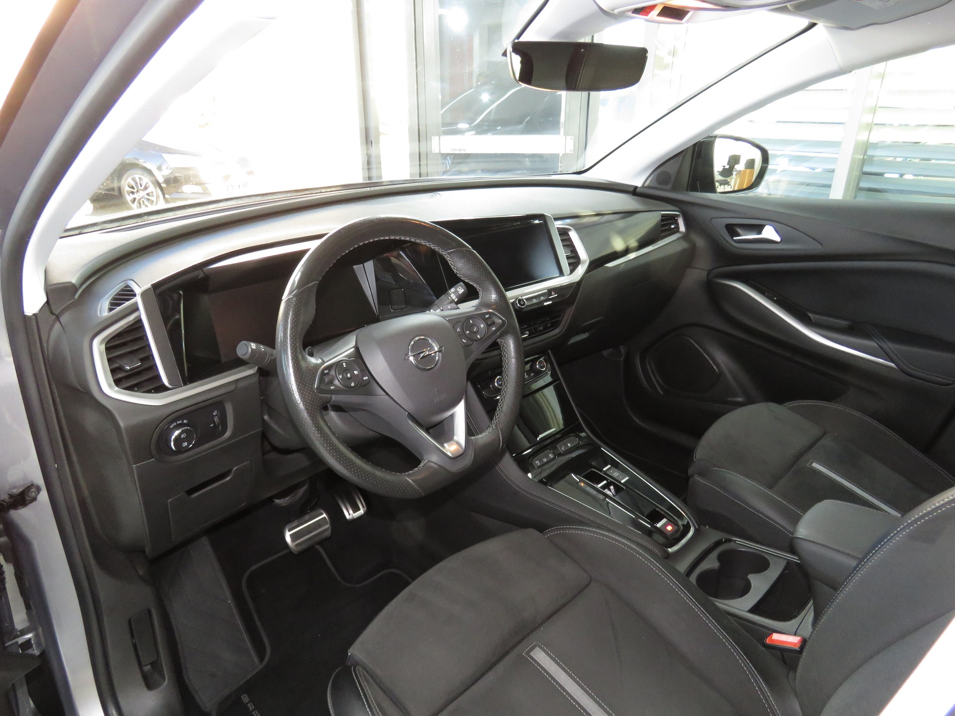 OPEL Grandland 1.6 Hybrid 4x4 GSe Automat-image-6