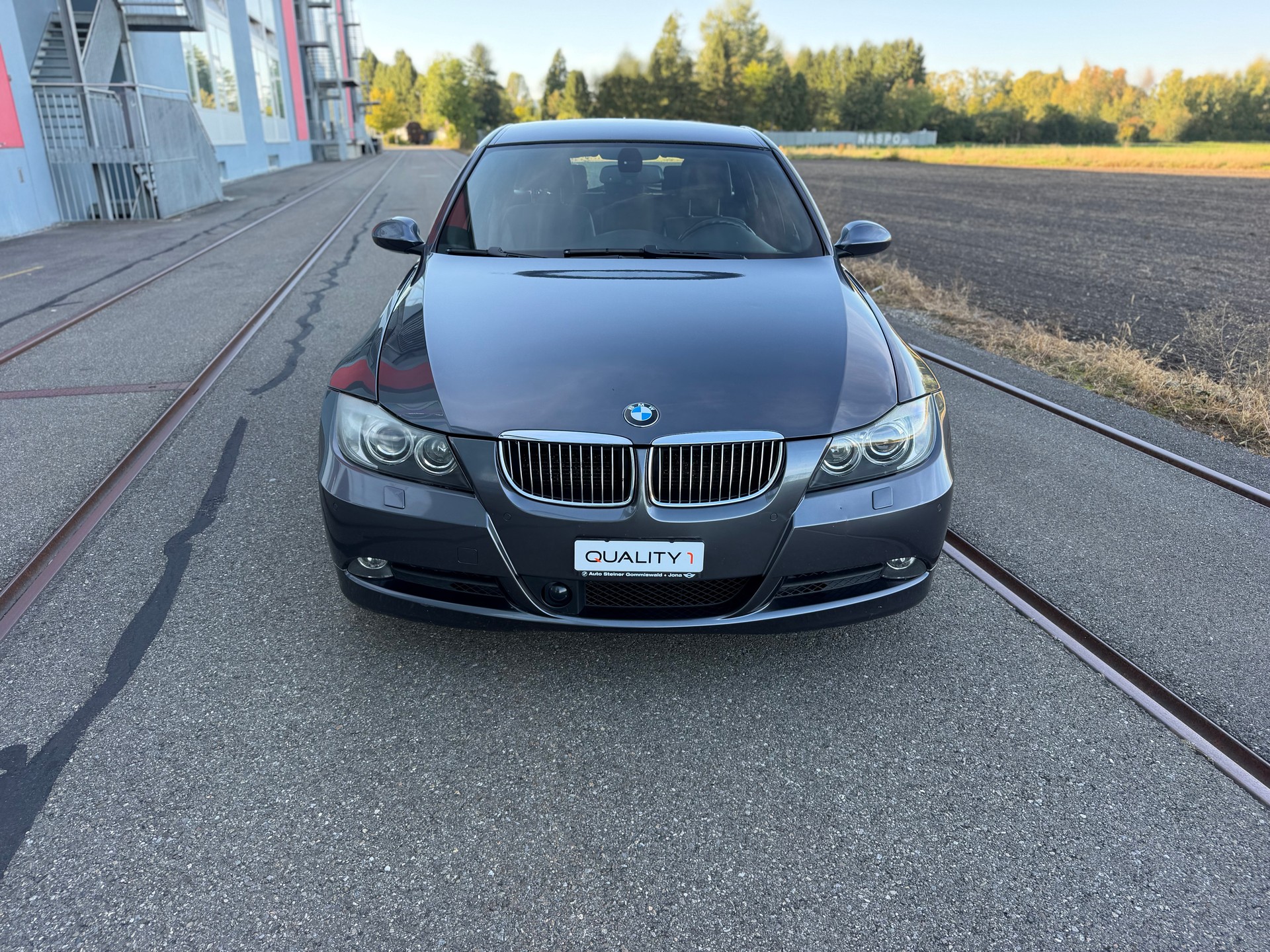 BMW 325xi Touring-showroom-element-1