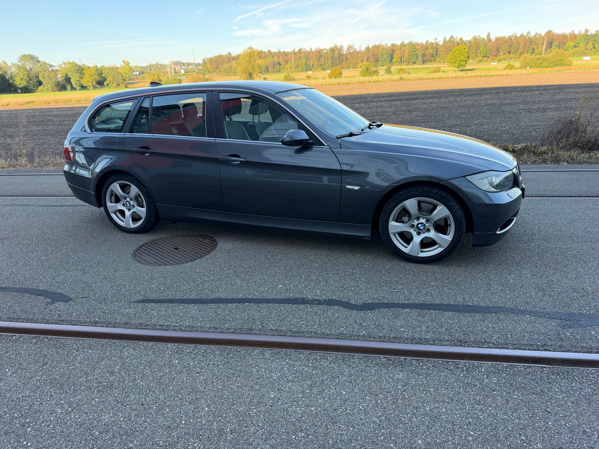 BMW 325xi Touring-showroom-element-3