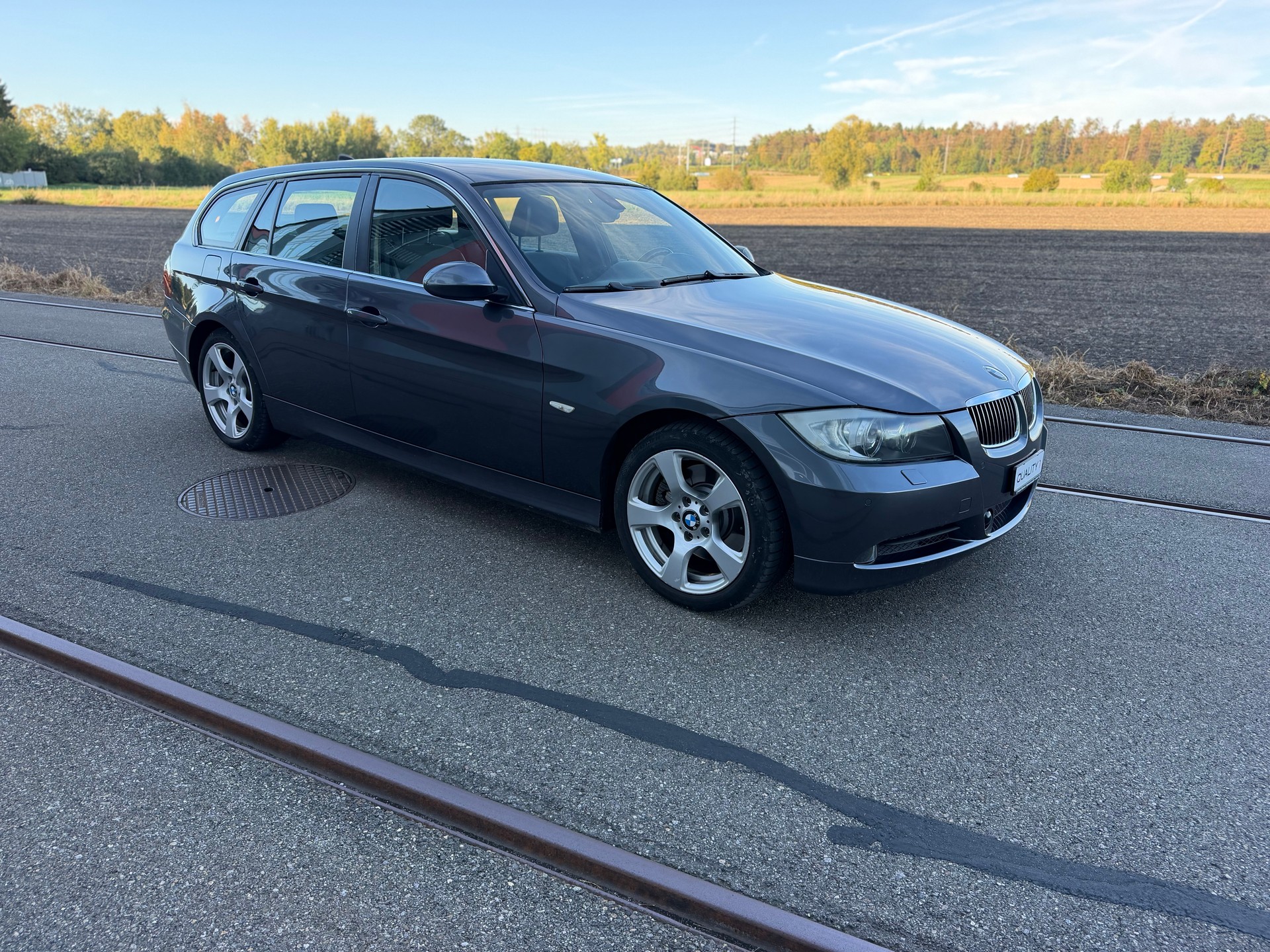 BMW 325xi Touring-showroom-element-2