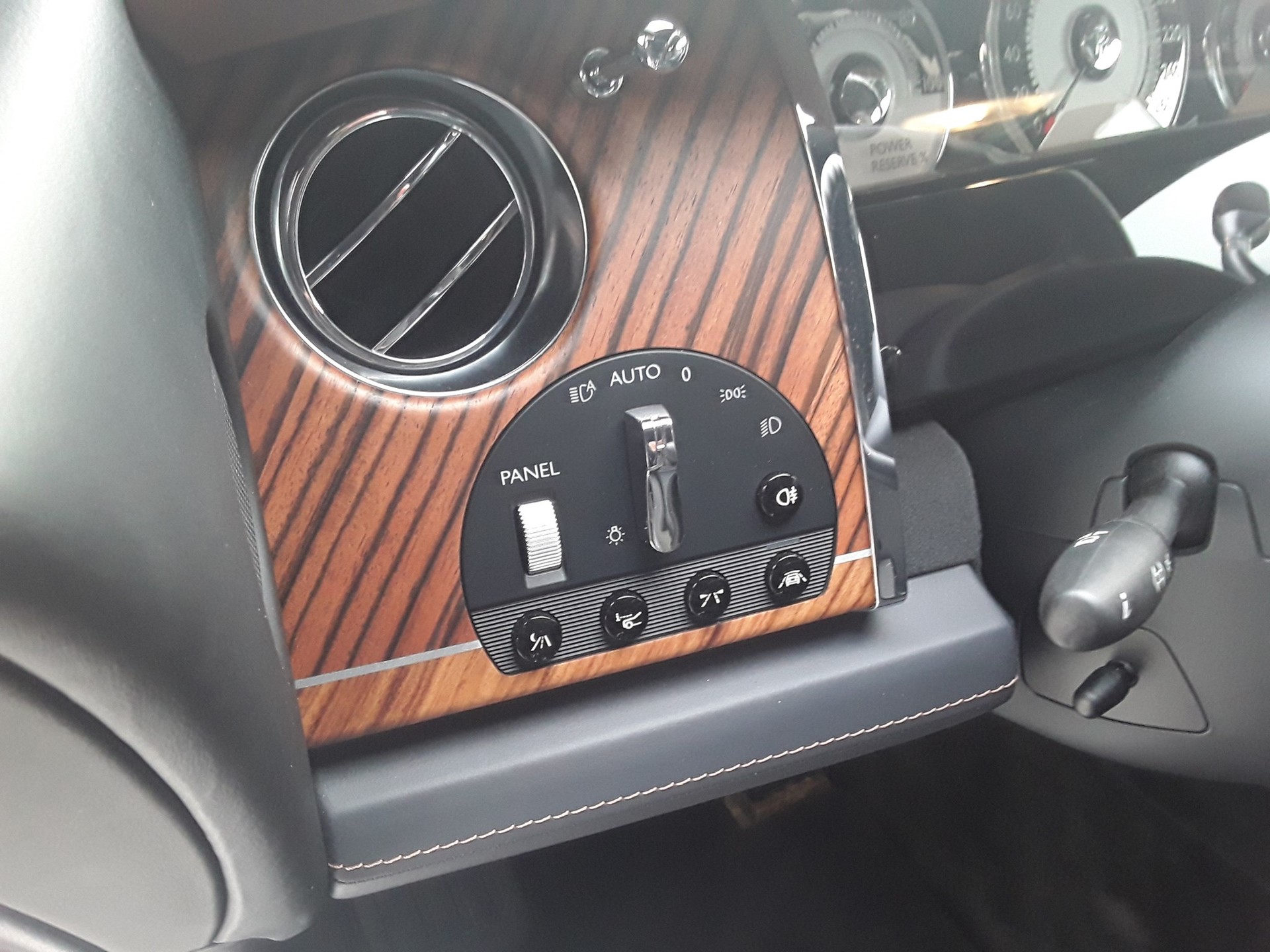 ROLLS-ROYCE Wraith 6.6 V12 Sondermodell "INSPIRED BY FILM"-image-11
