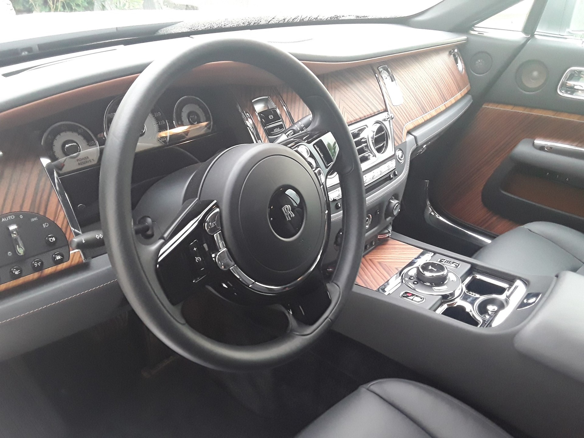 ROLLS-ROYCE Wraith 6.6 V12 Sondermodell "INSPIRED BY FILM"-image-13