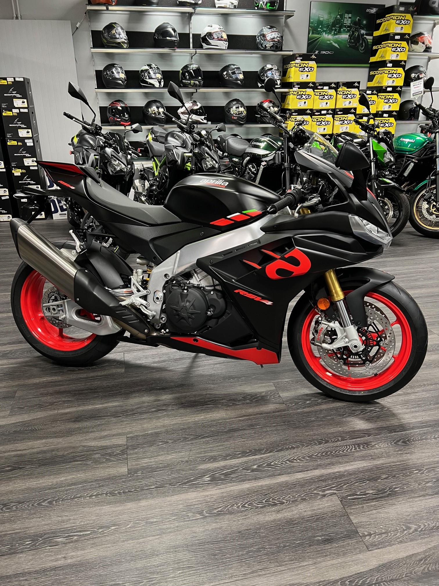 APRILIA RSV4 1100-image-8