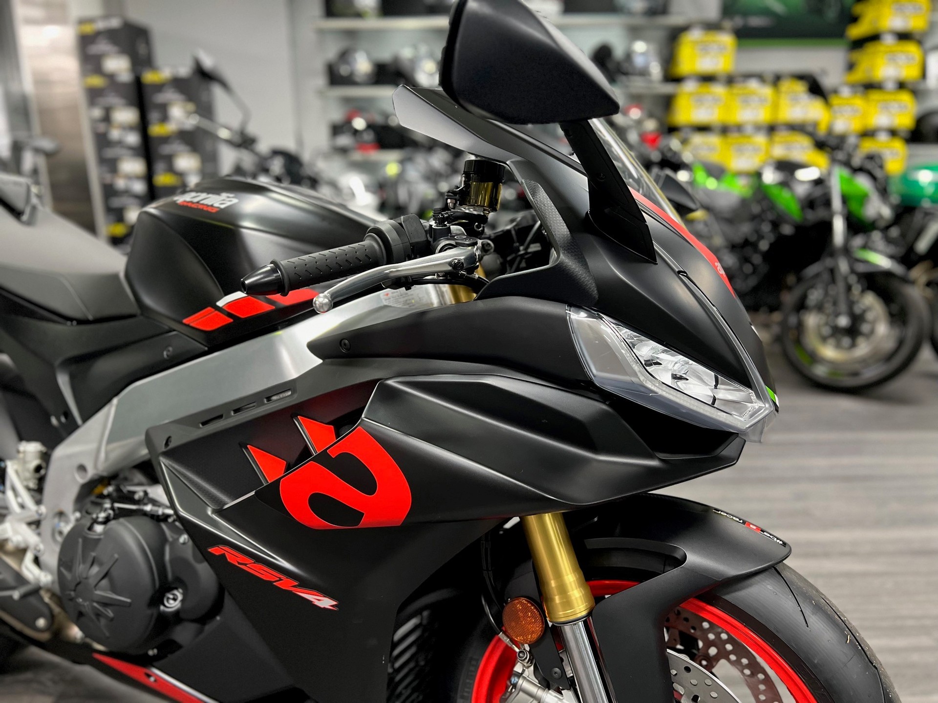 APRILIA RSV4 1100-image-2