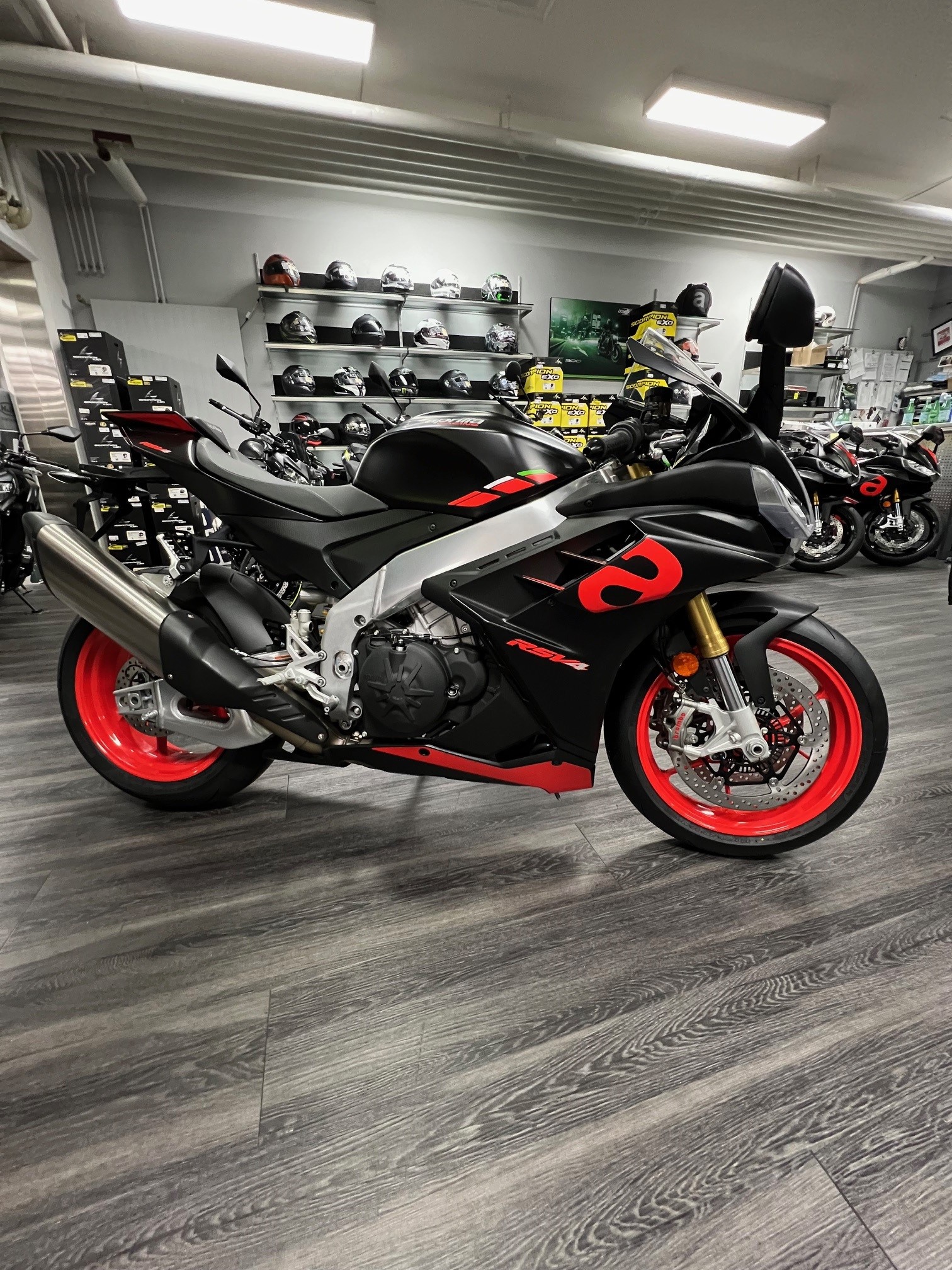 APRILIA RSV4 1100-image-7