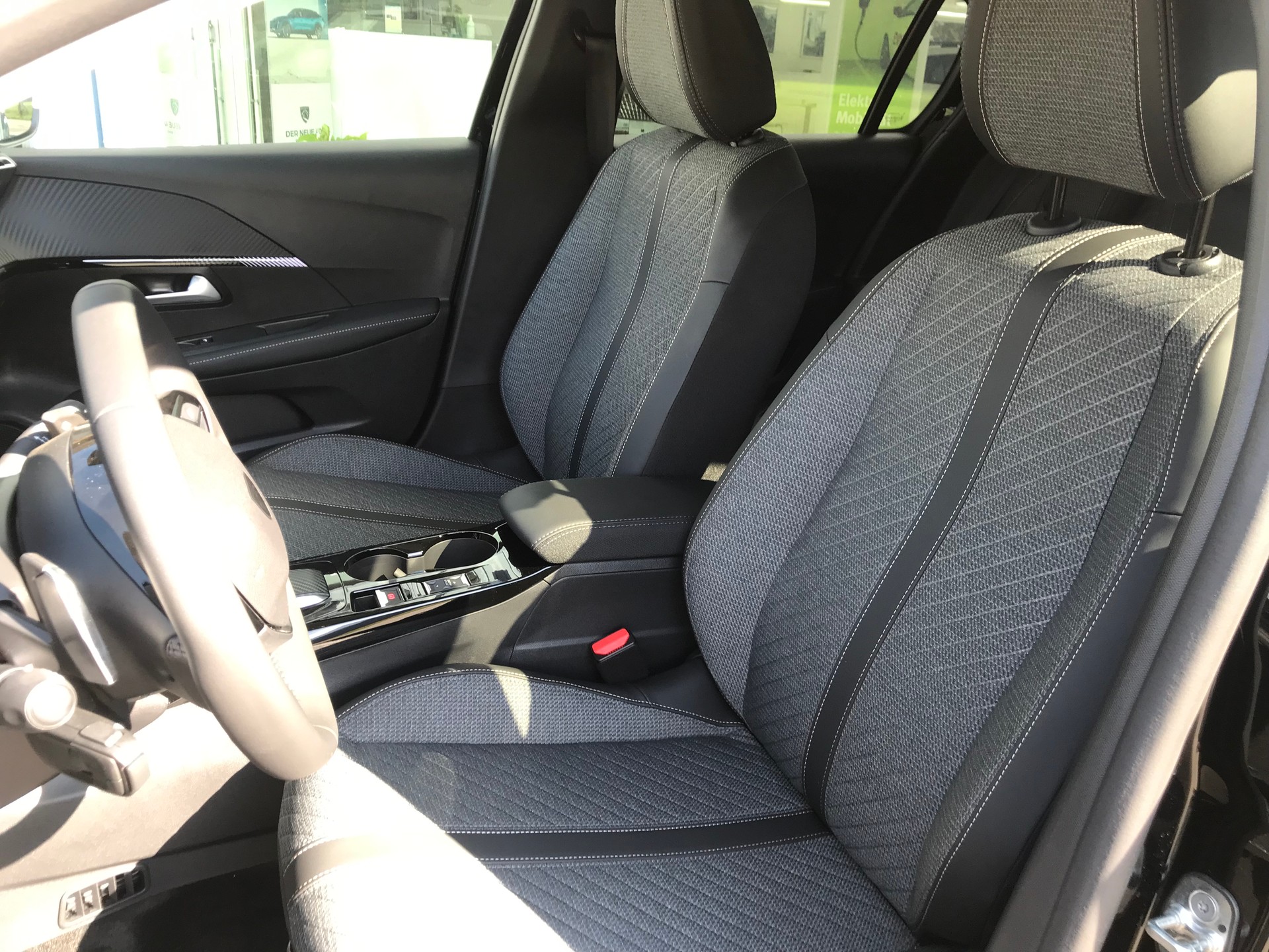 PEUGEOT 208 1.2 MHEV 110 Allure Premium-image-6