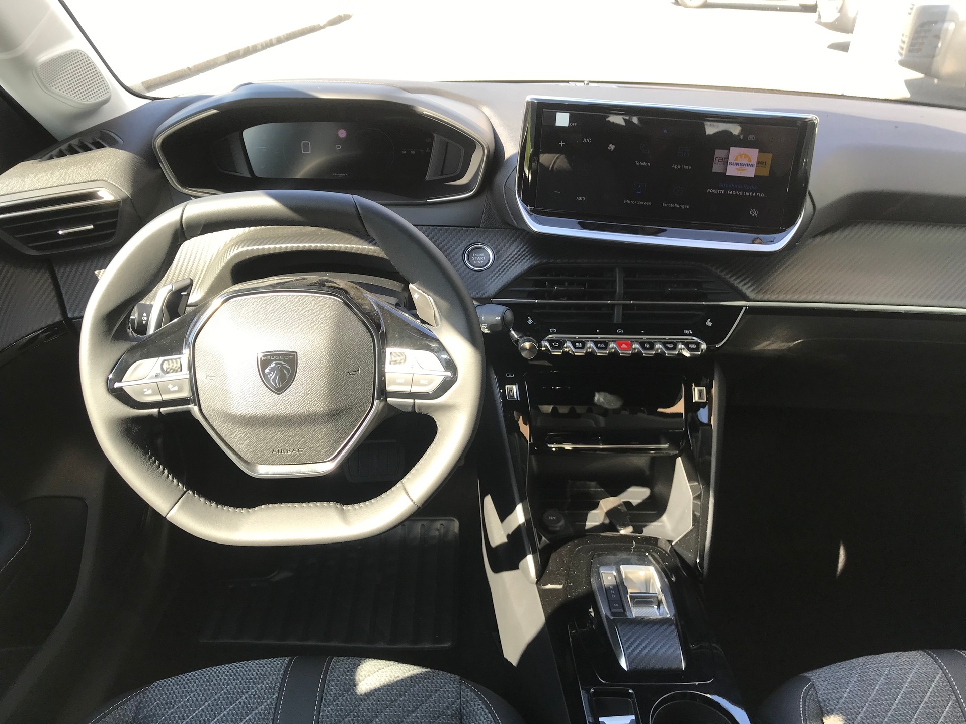 PEUGEOT 208 1.2 MHEV 110 Allure Premium-image-7