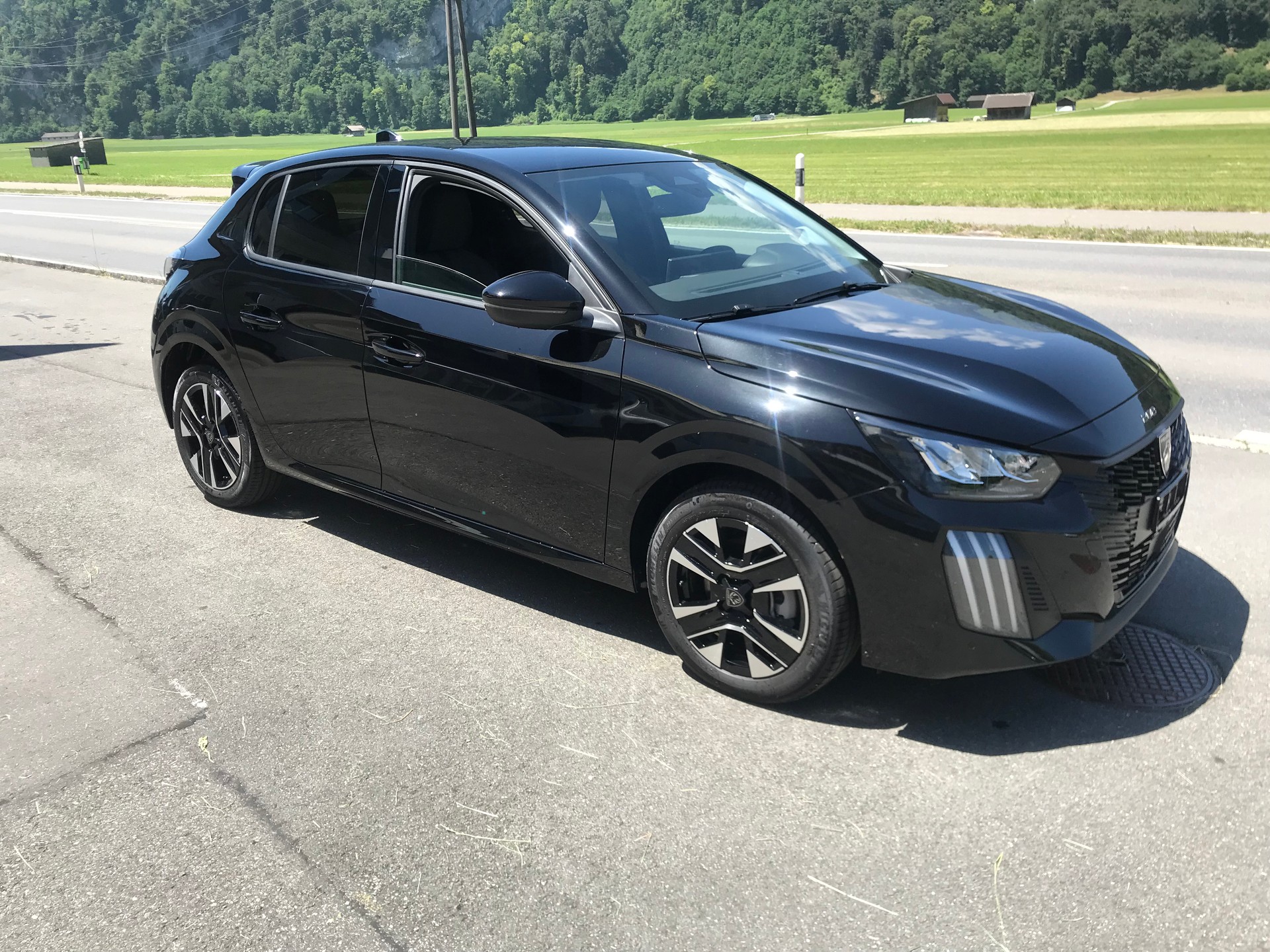PEUGEOT 208 1.2 MHEV 110 Allure Premium-showroom-element-2