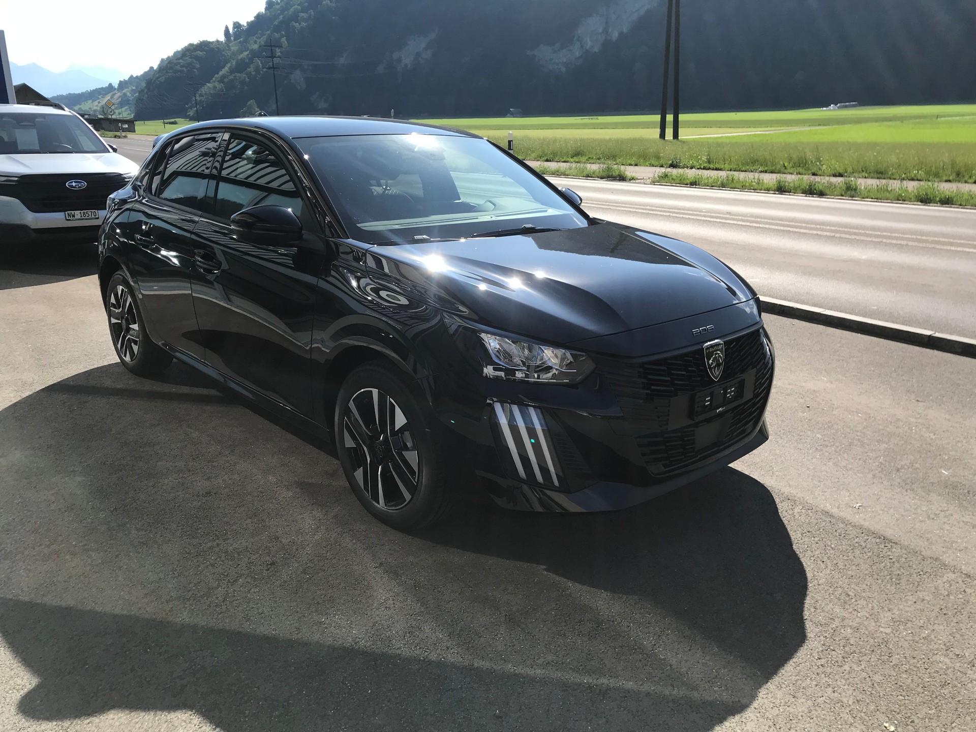 PEUGEOT 208 1.2 MHEV 110 Allure Premium-showroom-element-2