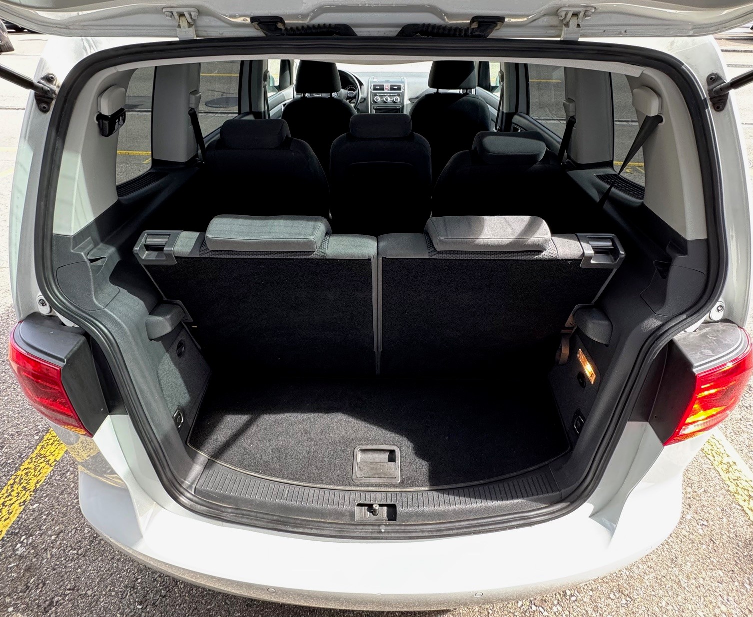 VW Touran 1.6 TDI BlueMotion Technology Trendline DSG-image-9