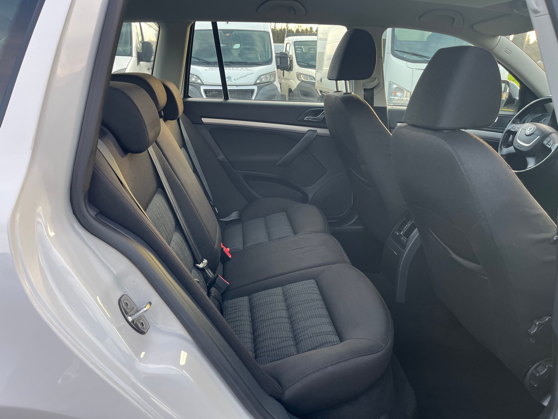 SKODA Octavia Combi 1.8 TSI Laurin & Klement DSG-image-13
