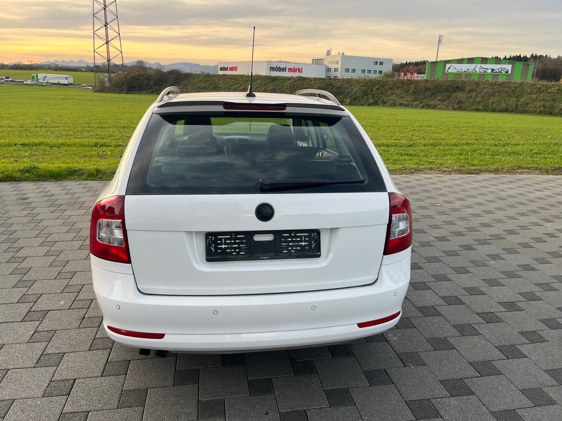 SKODA Octavia Combi 1.8 TSI Laurin & Klement DSG-image-5