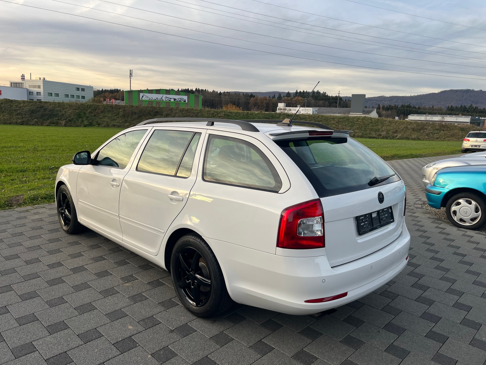 SKODA Octavia Combi 1.8 TSI Laurin & Klement DSG-image-4