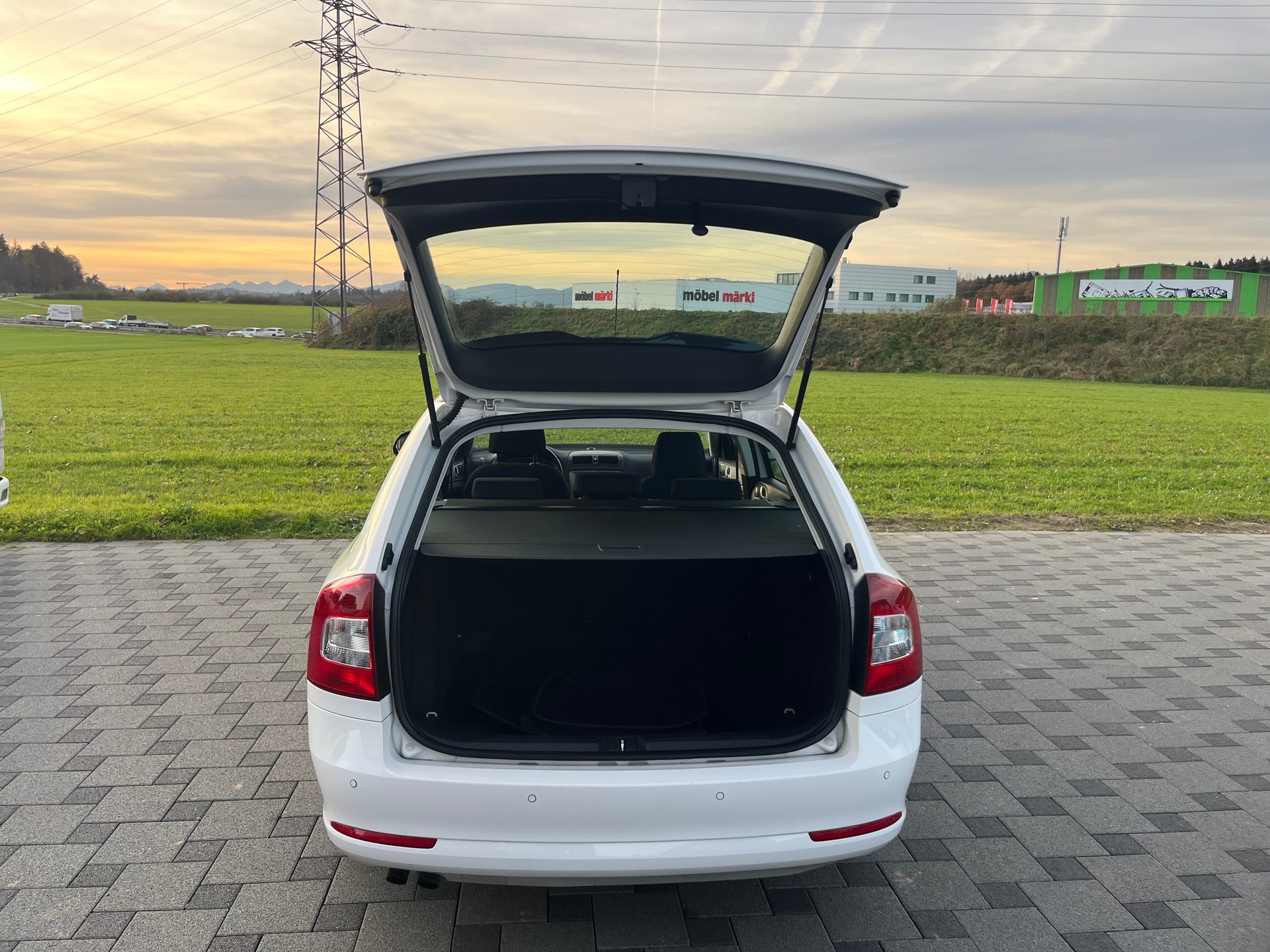 SKODA Octavia Combi 1.8 TSI Laurin & Klement DSG-image-6