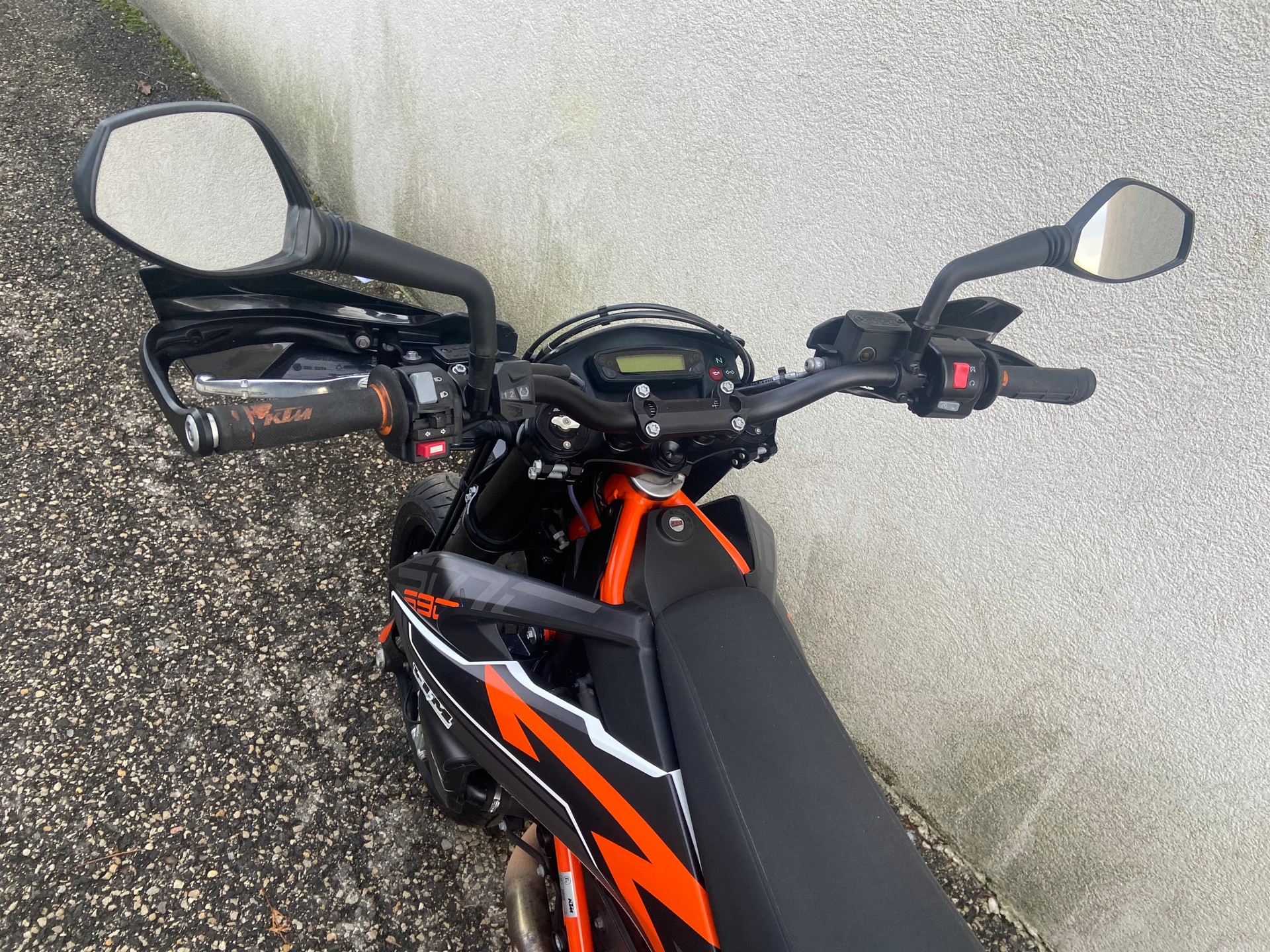 KTM 690 SMC R ABS-image-4