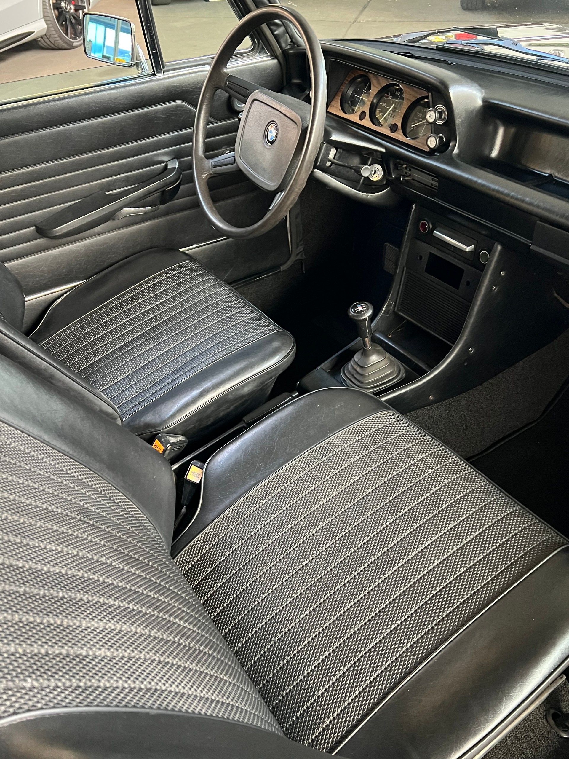 BMW 2002 Limousine *** Peis verhandelbar ***-showroom-element-3