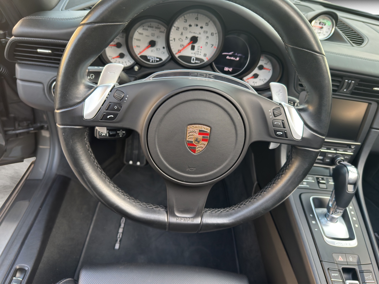 PORSCHE 911 Turbo S Cabrio PDK-image-9