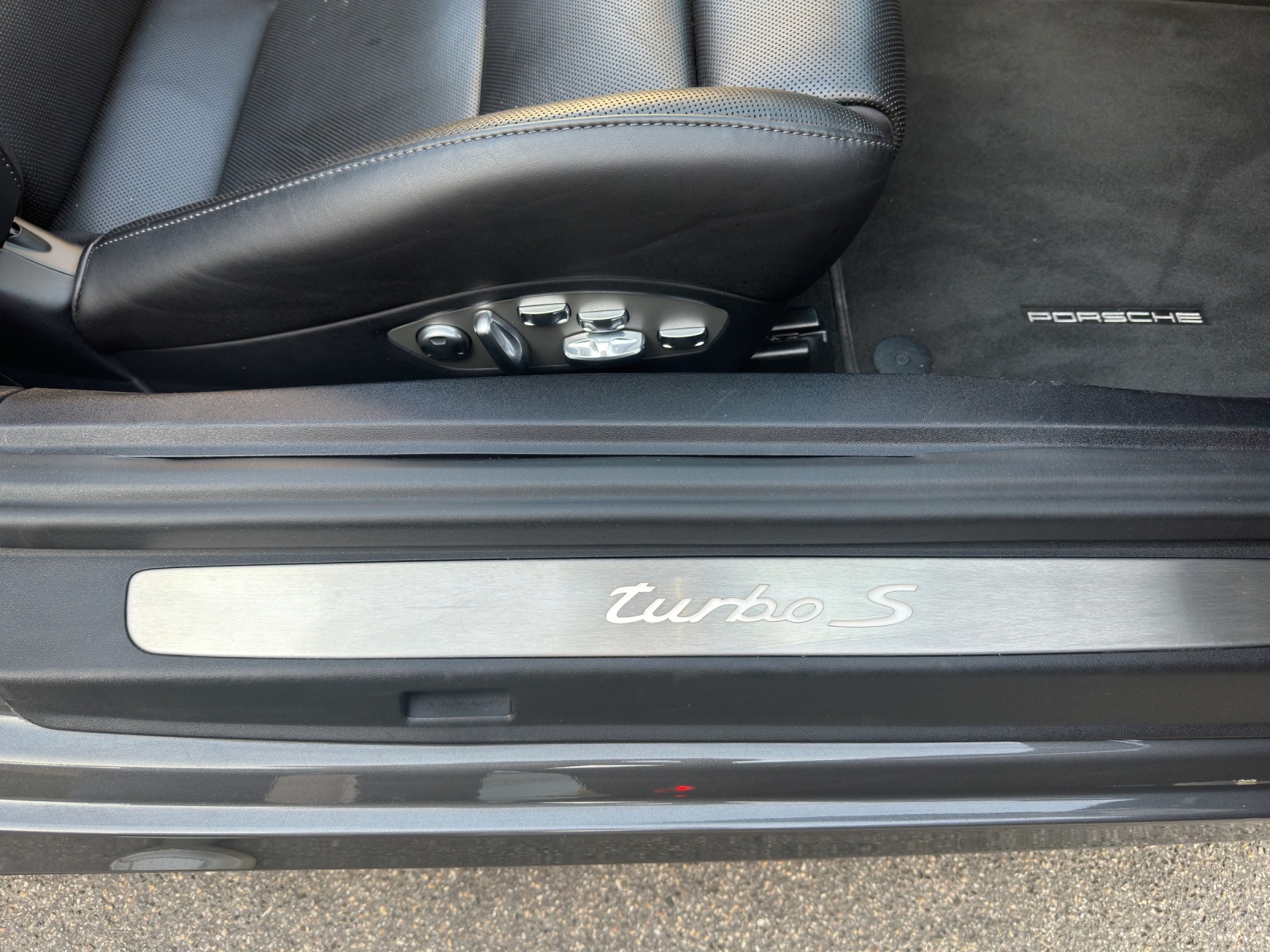 PORSCHE 911 Turbo S Cabrio PDK-image-12