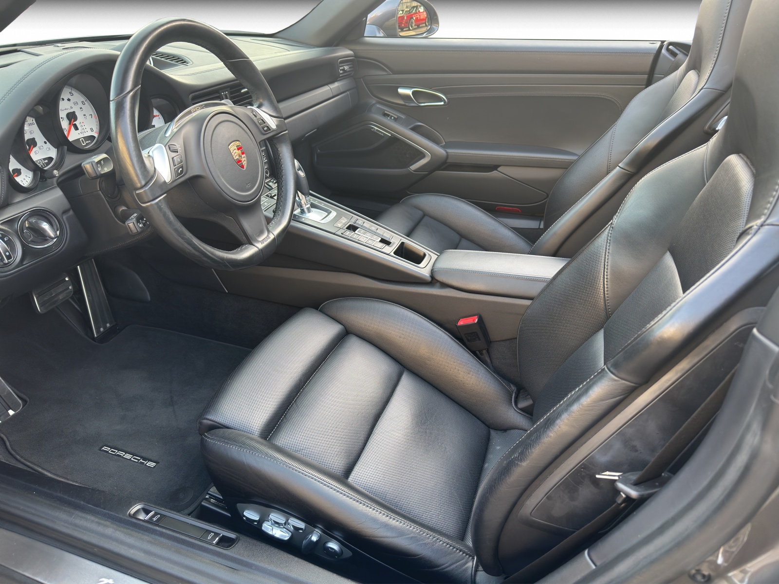 PORSCHE 911 Turbo S Cabrio PDK-image-8