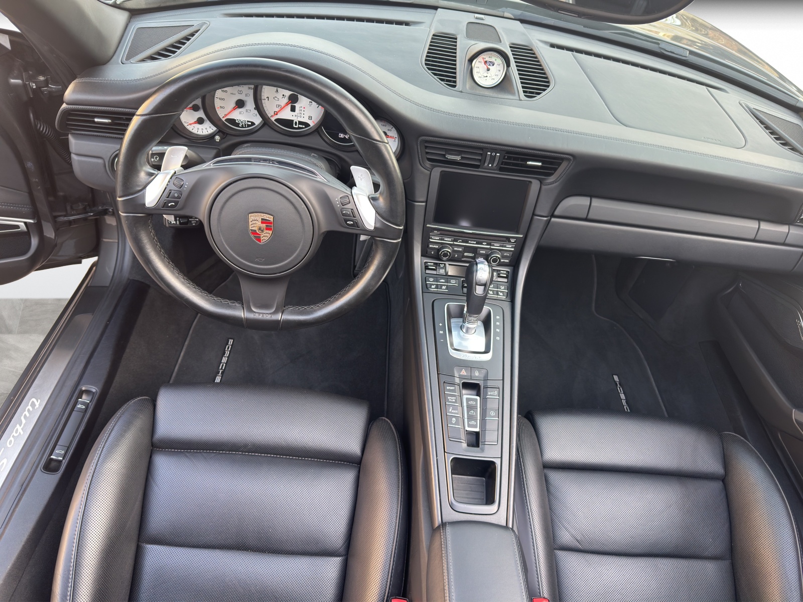 PORSCHE 911 Turbo S Cabrio PDK-image-10