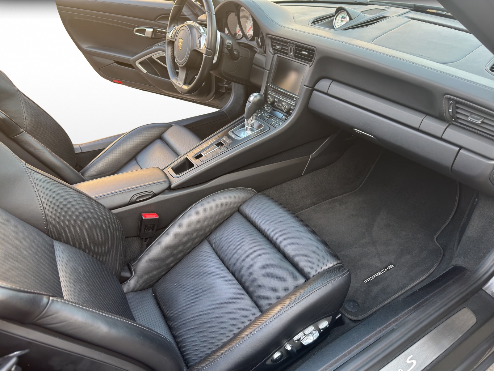 PORSCHE 911 Turbo S Cabrio PDK-image-11