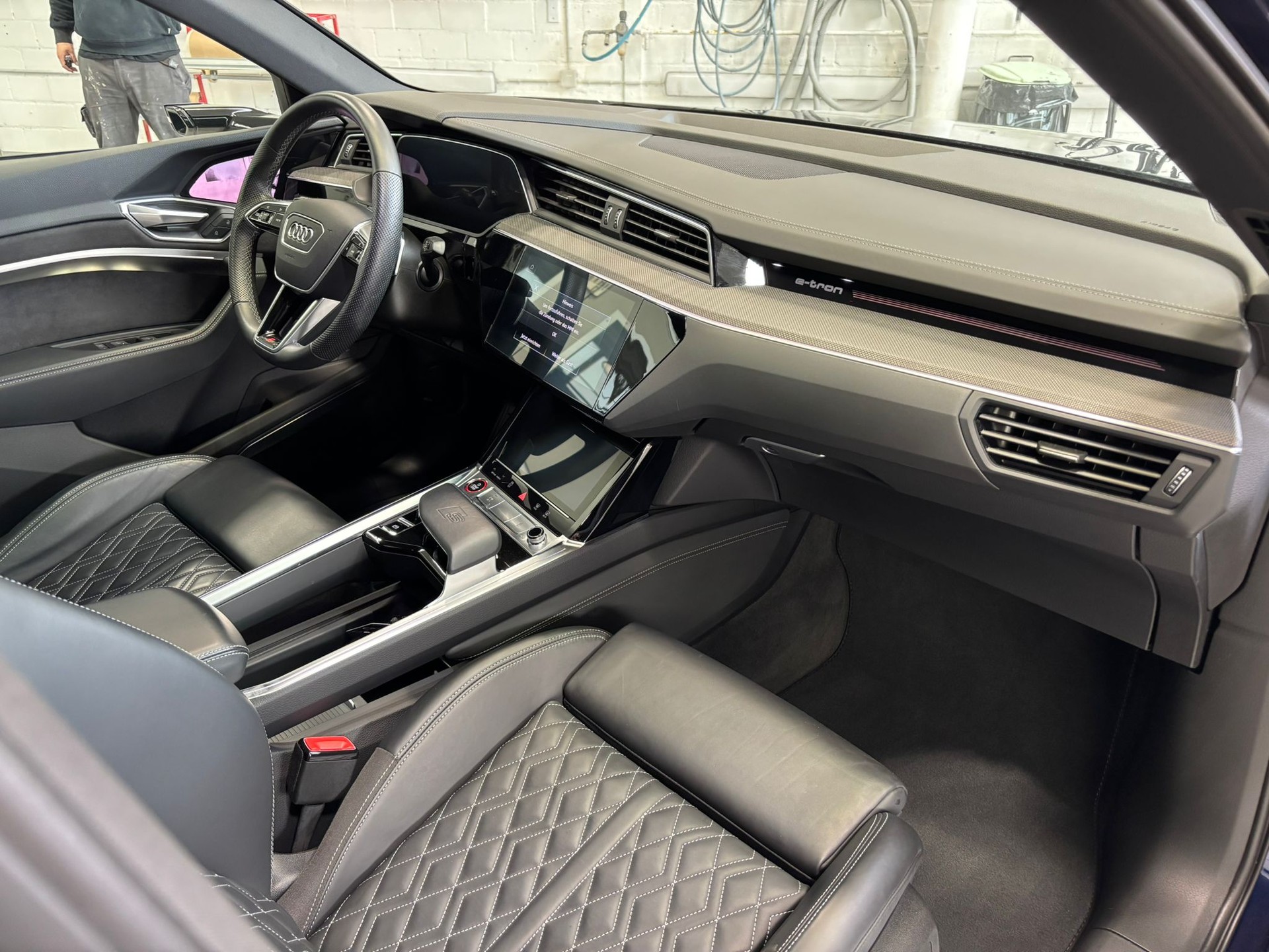 AUDI e-tron S Sportback quattro-image-12