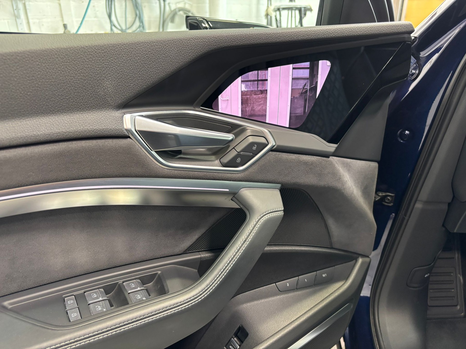 AUDI e-tron S Sportback quattro-image-11