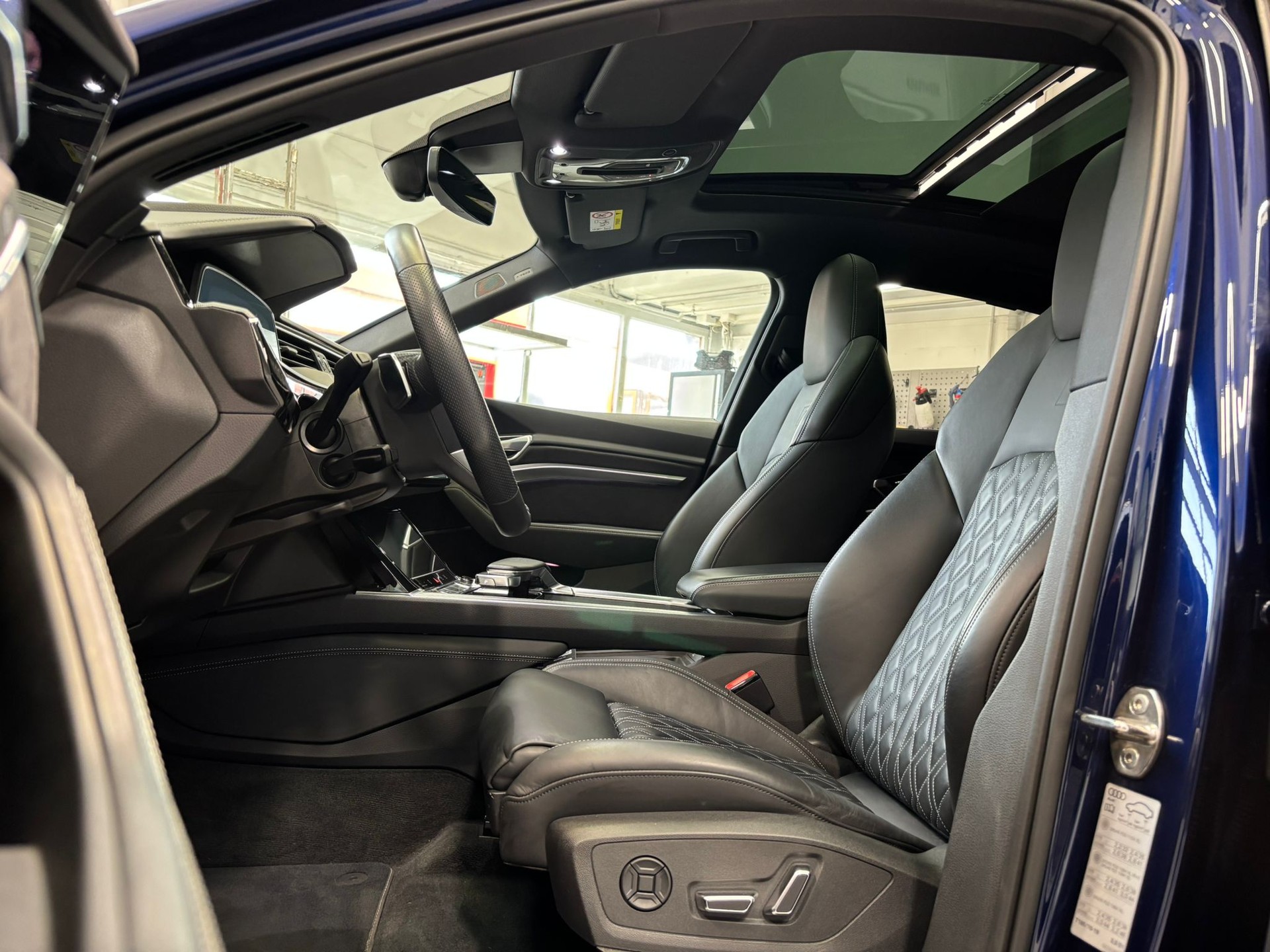 AUDI e-tron S Sportback quattro-image-8