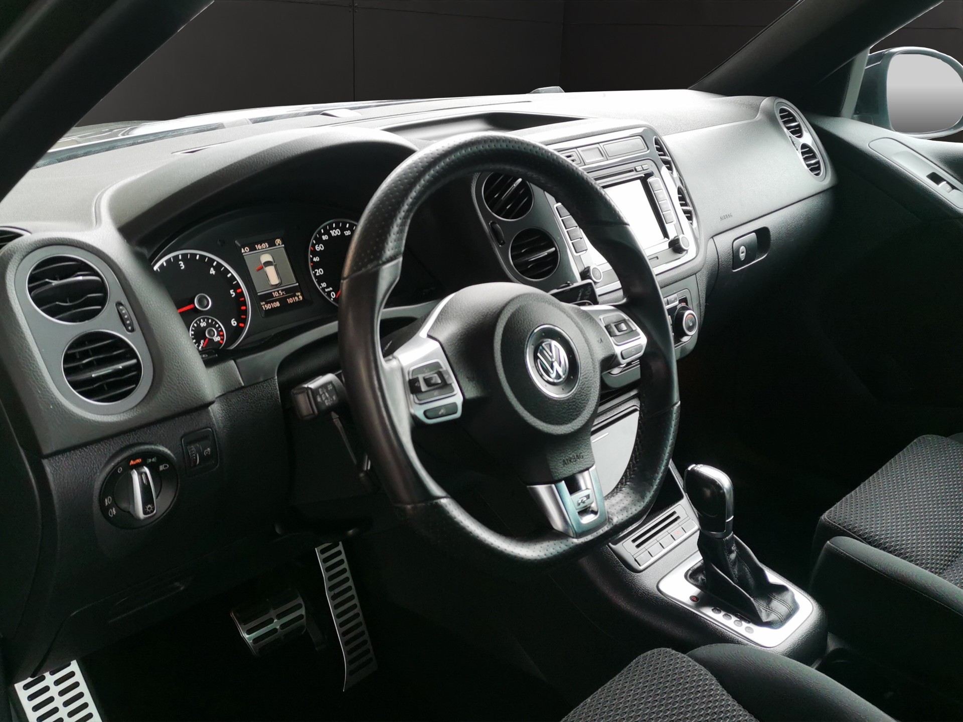 VW Tiguan 2.0 TDI BlueMotion R-Line 4Motion DSG-image-9