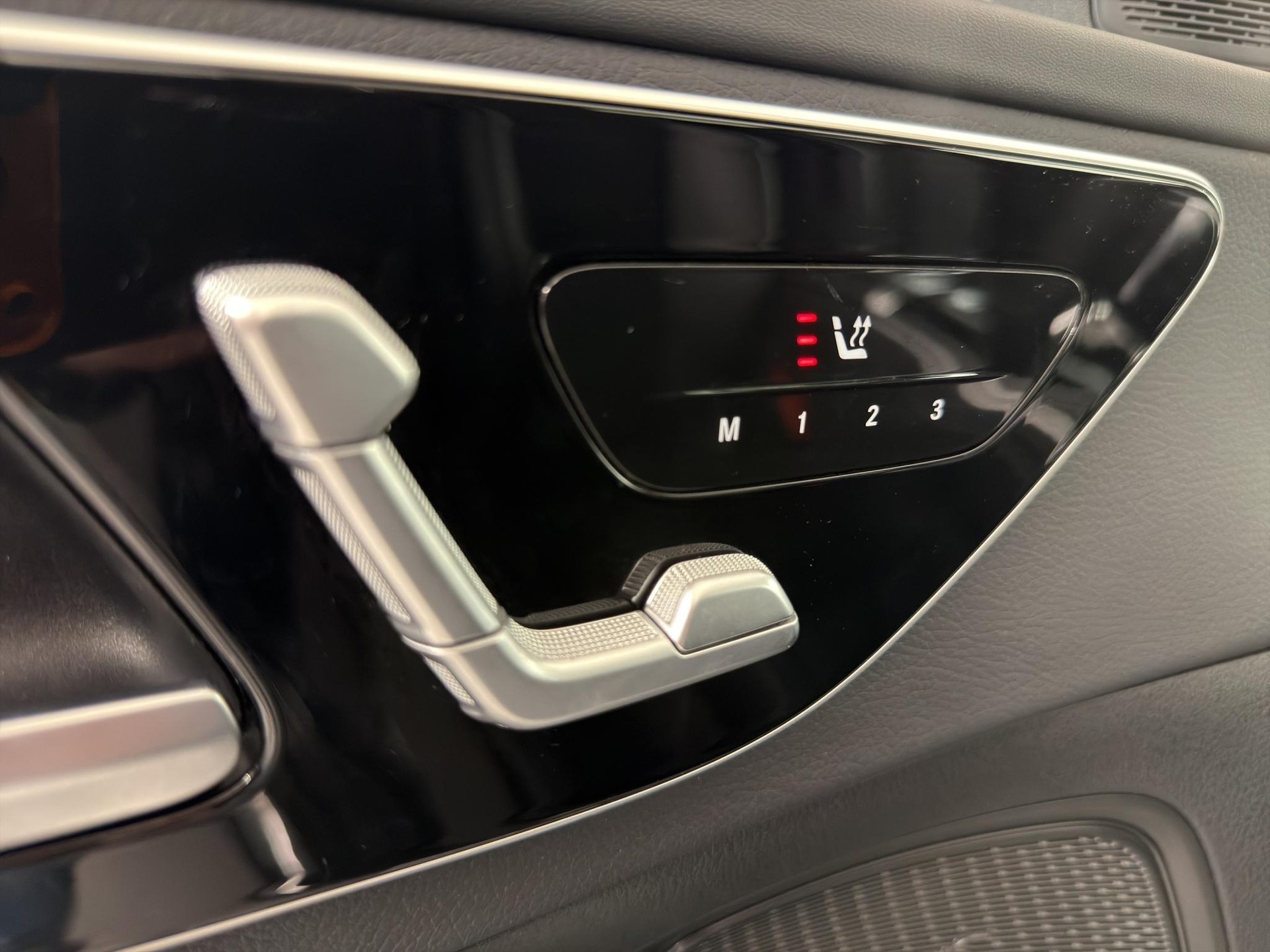 MERCEDES-BENZ C 220 d Swiss Star AMG Line 4matic Kombi-image-13