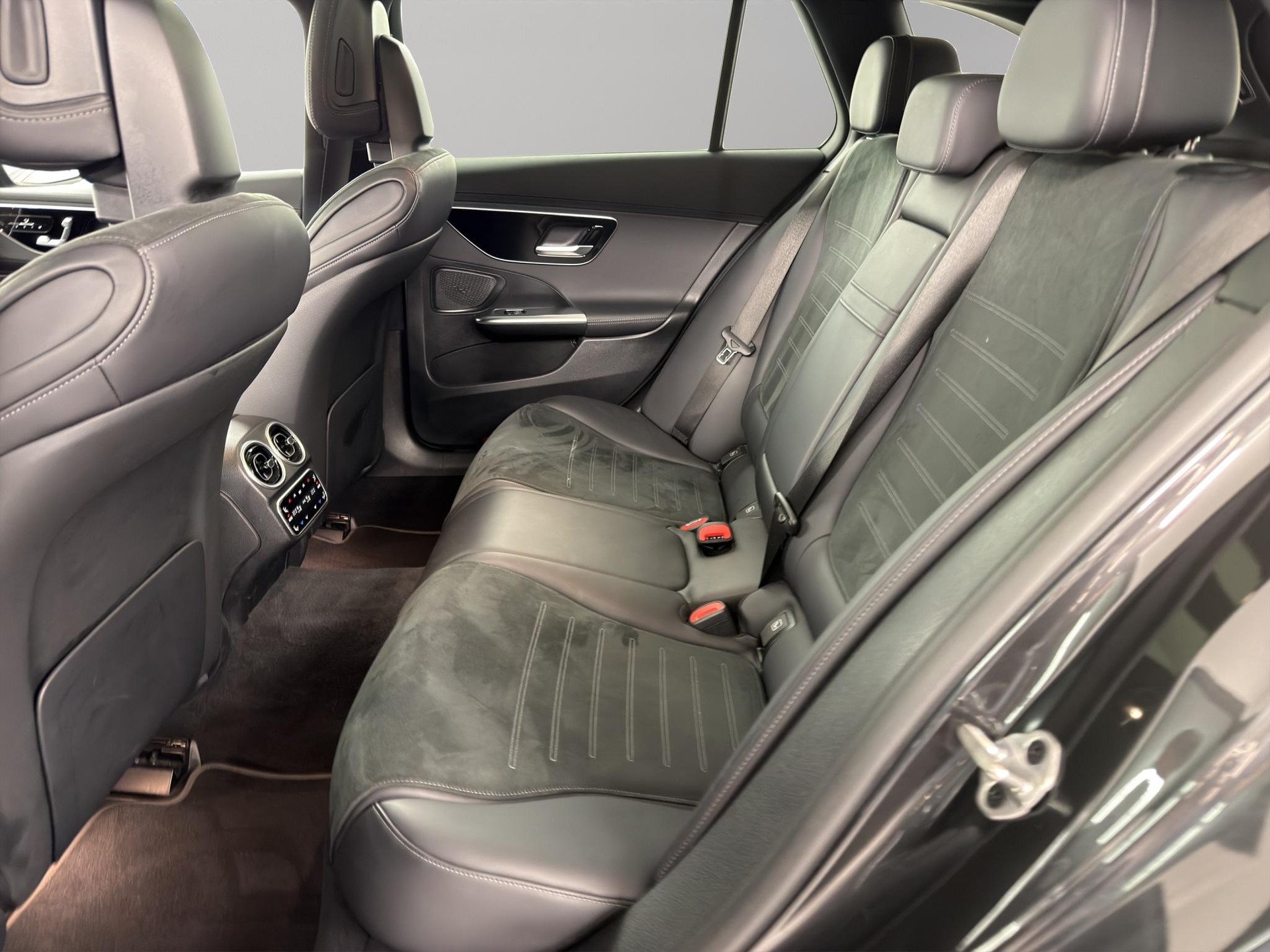 MERCEDES-BENZ C 220 d Swiss Star AMG Line 4matic Kombi-image-9