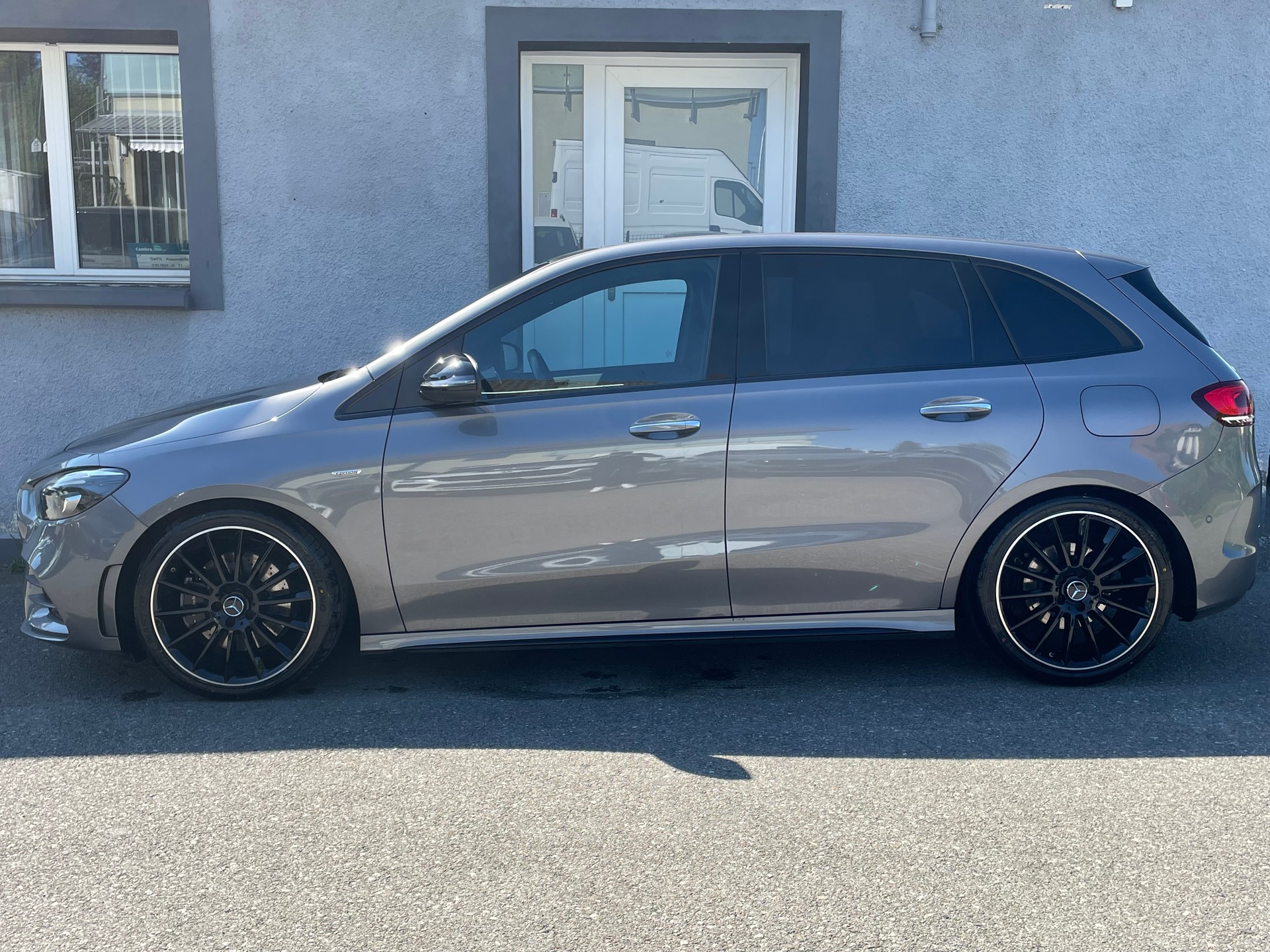 MERCEDES-BENZ B 220 d 4Matic AMG Line 8G-DCT-image-2