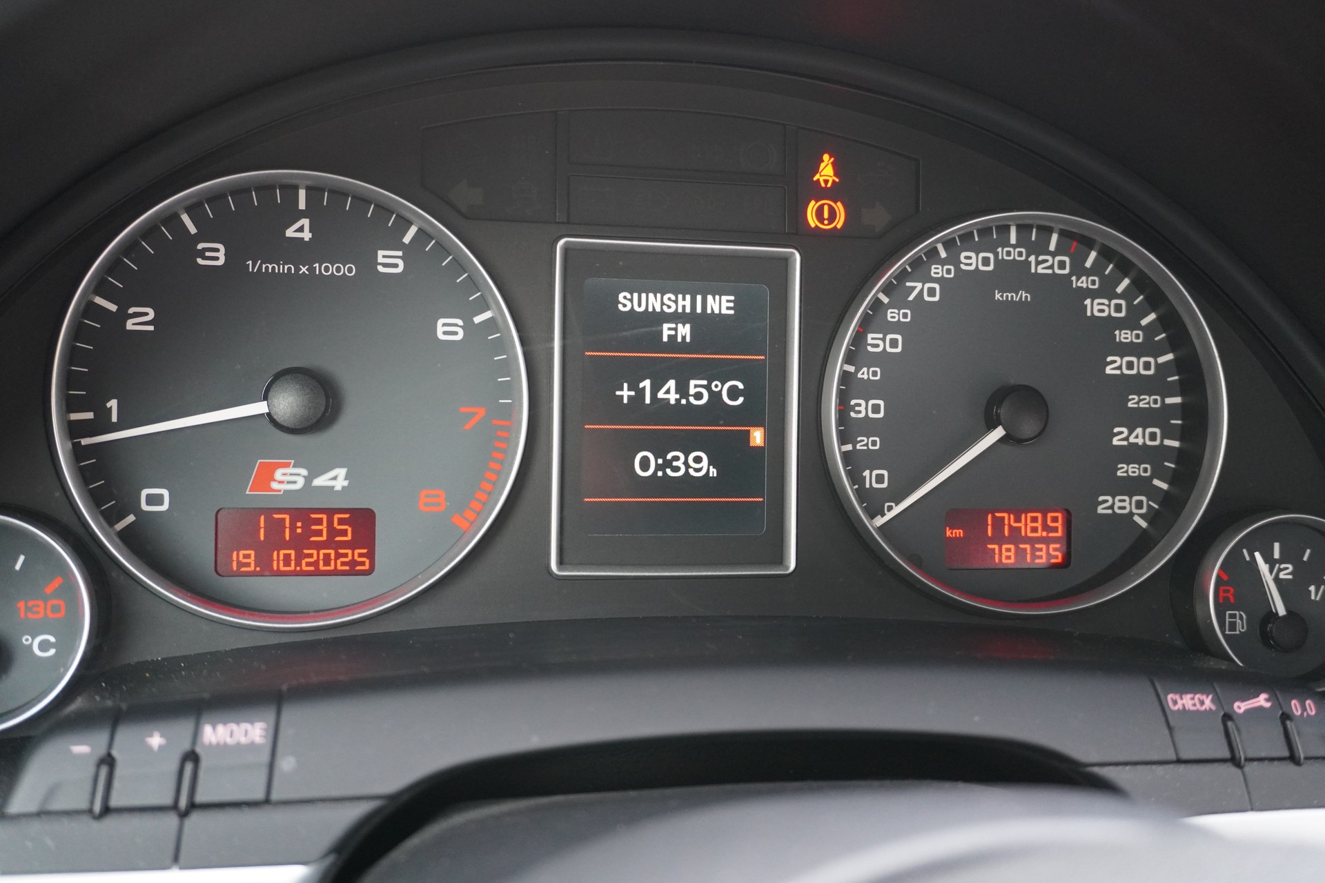 AUDI 4.2 V8 quattro-image-9