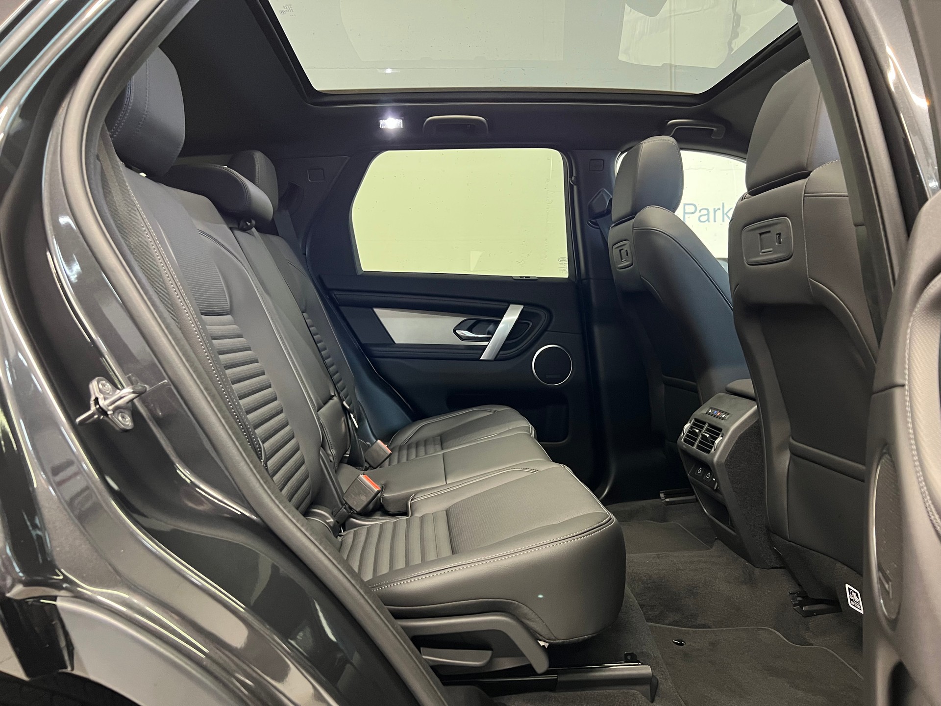 LAND ROVER Discovery Sport 1.5 T 270e Landmark-image-6