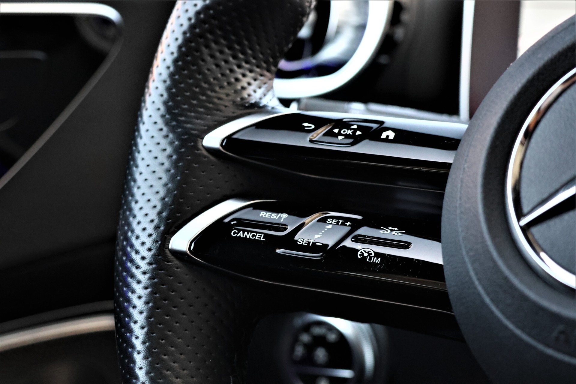 MERCEDES-BENZ C 300 4Matic AMG Line (CH)-image-15
