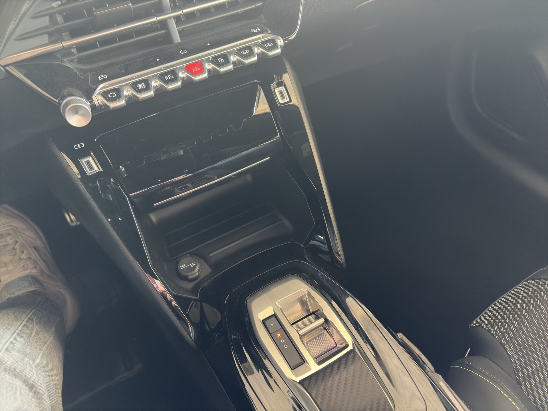 PEUGEOT 208 1.2 MHEV GT-image-9