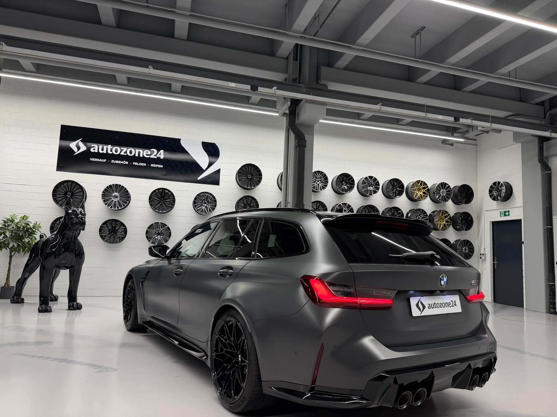 BMW M3 Competition xDrive Touring *BMW Individual Frozen Pure Grey*M Schalensitze Carbon*Werksgarantie*-image-8