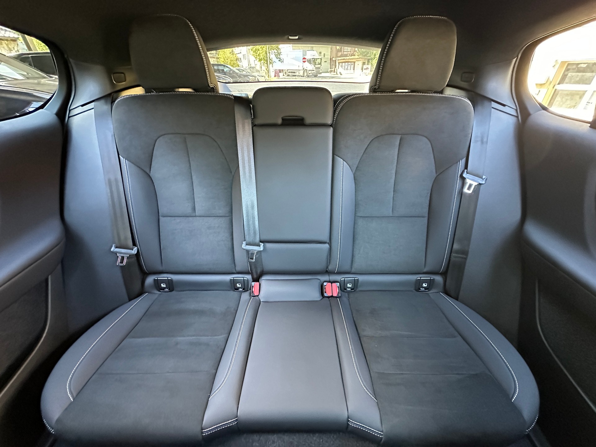 VOLVO C40 Recharge P8 Twin AWD Pure Electric Ultimate-image-12