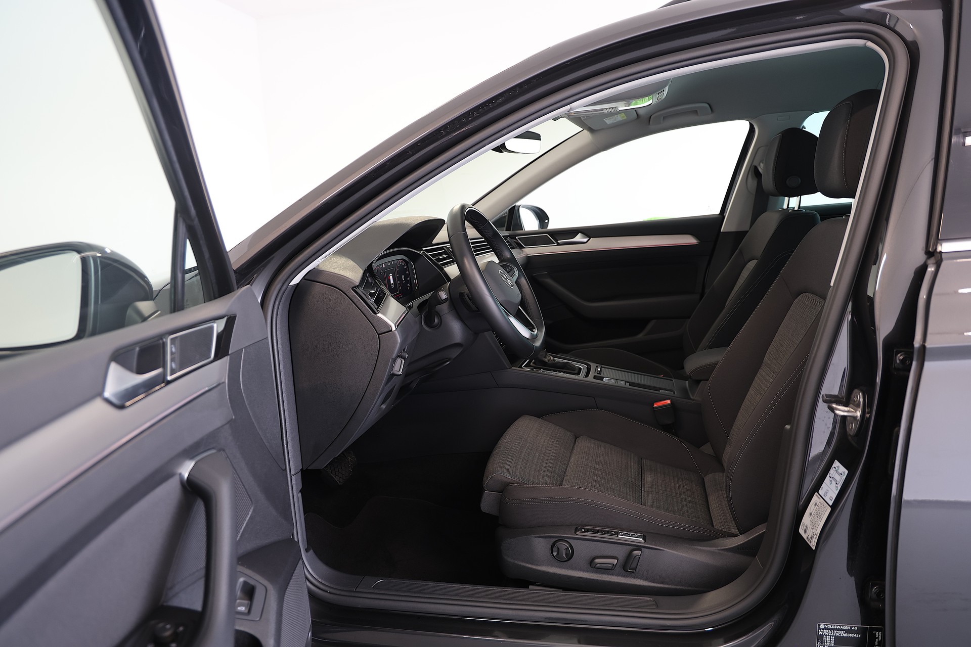 VW Passat 2.0 TDI BMT Business DSG-image-5