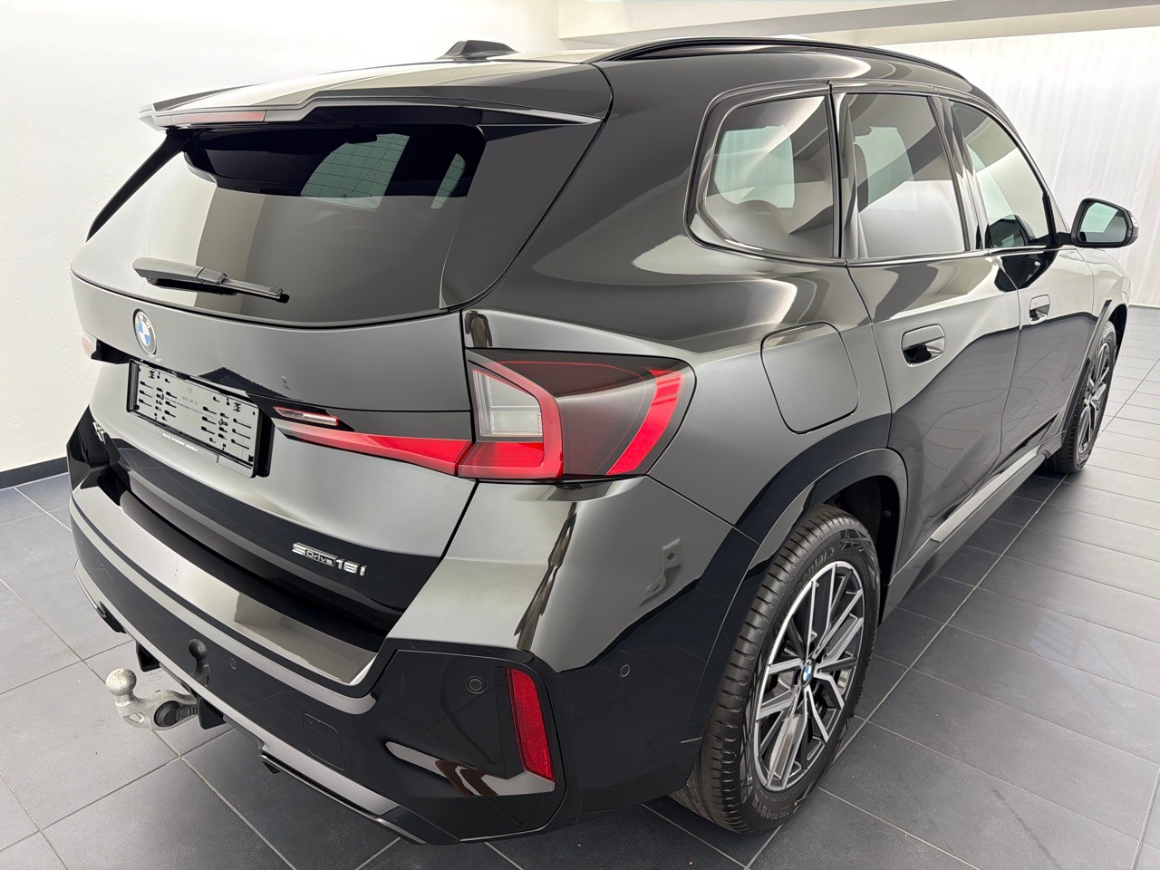 BMW X1 sDrive 18i M Sport-showroom-element-2