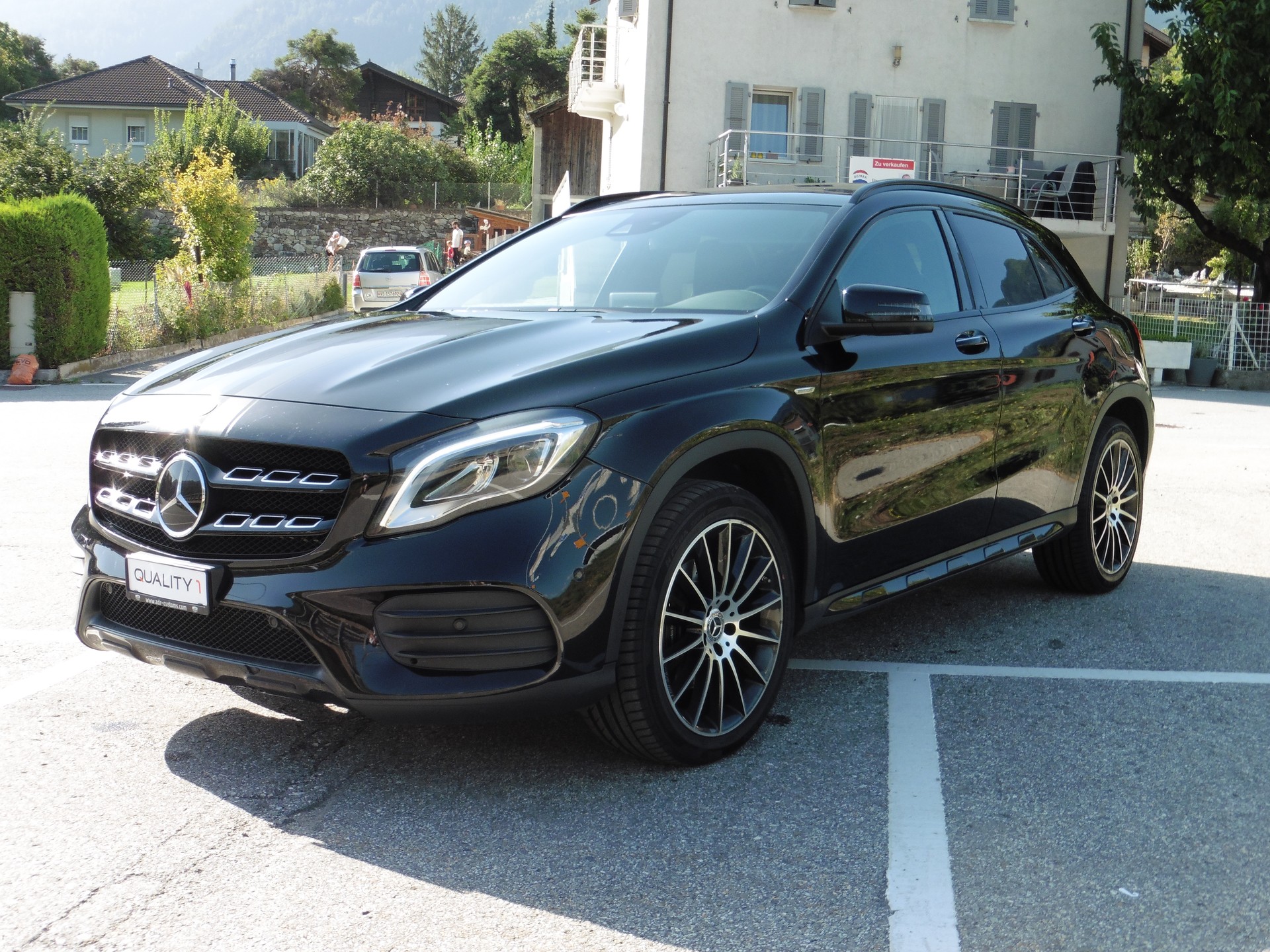MERCEDES-BENZ GLA 250 AMG Line 4Matic 7G-DCT-showroom-element-1